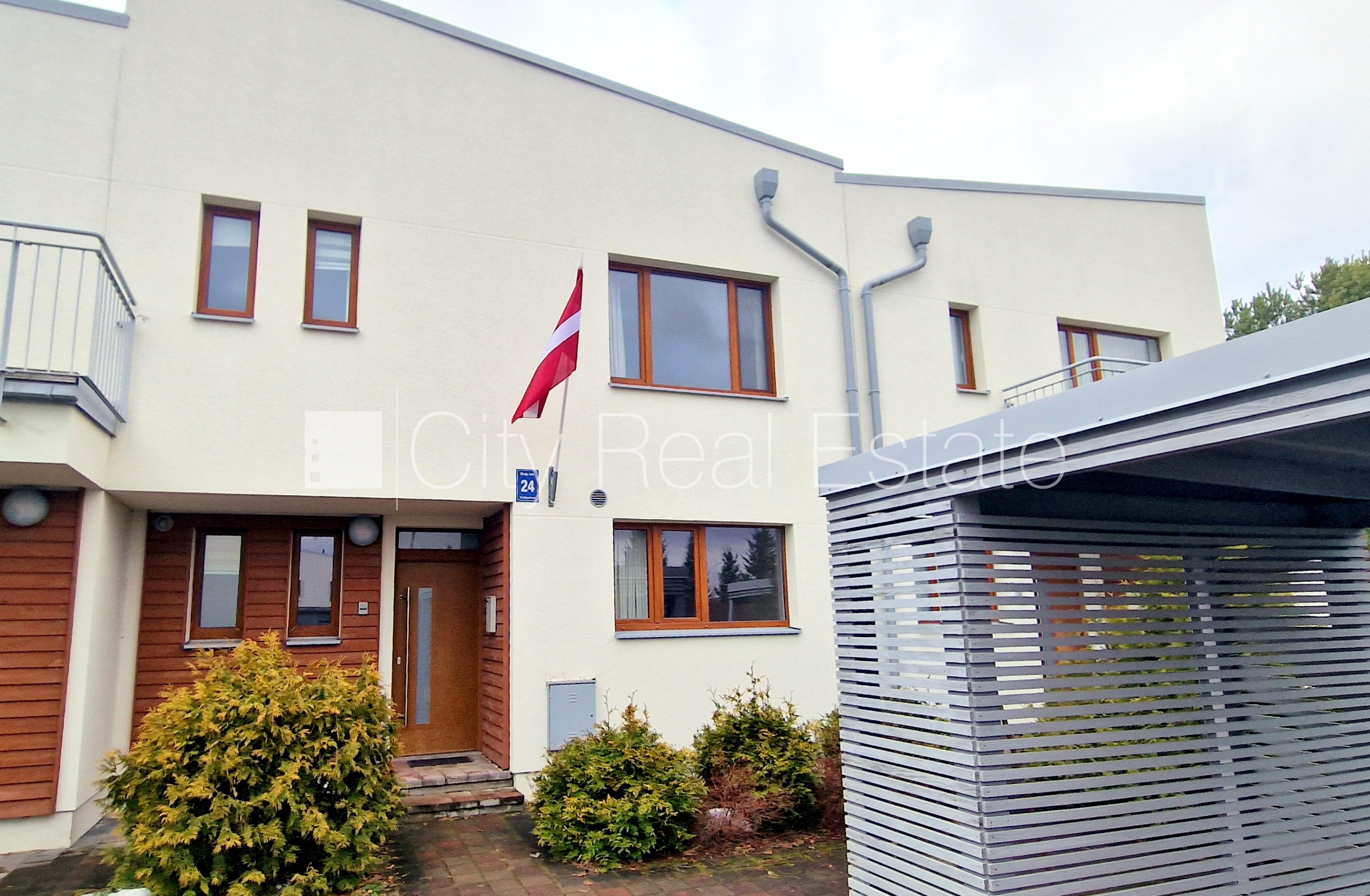 Sludinājumi. Projekts - Saliena, rindu māja, jaunceltne, labiekārtota apzaļumota teritorija 300 m2, iežogota Cena: 2100 EUR/mēn Foto #2