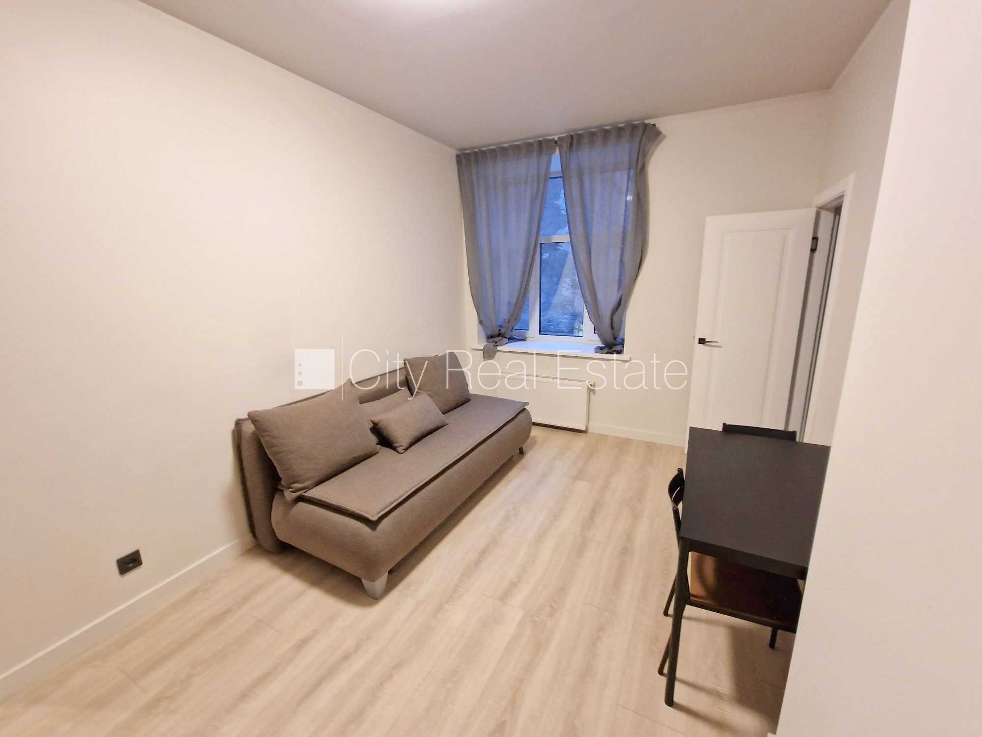 Sludinājumi. Fasādes māja, renovēta māja, slēgts pagalms, ieeja no ielas, ir lifts, kāpņu telpa pēc kapitālā Cena: 510 EUR/mēn Foto #5