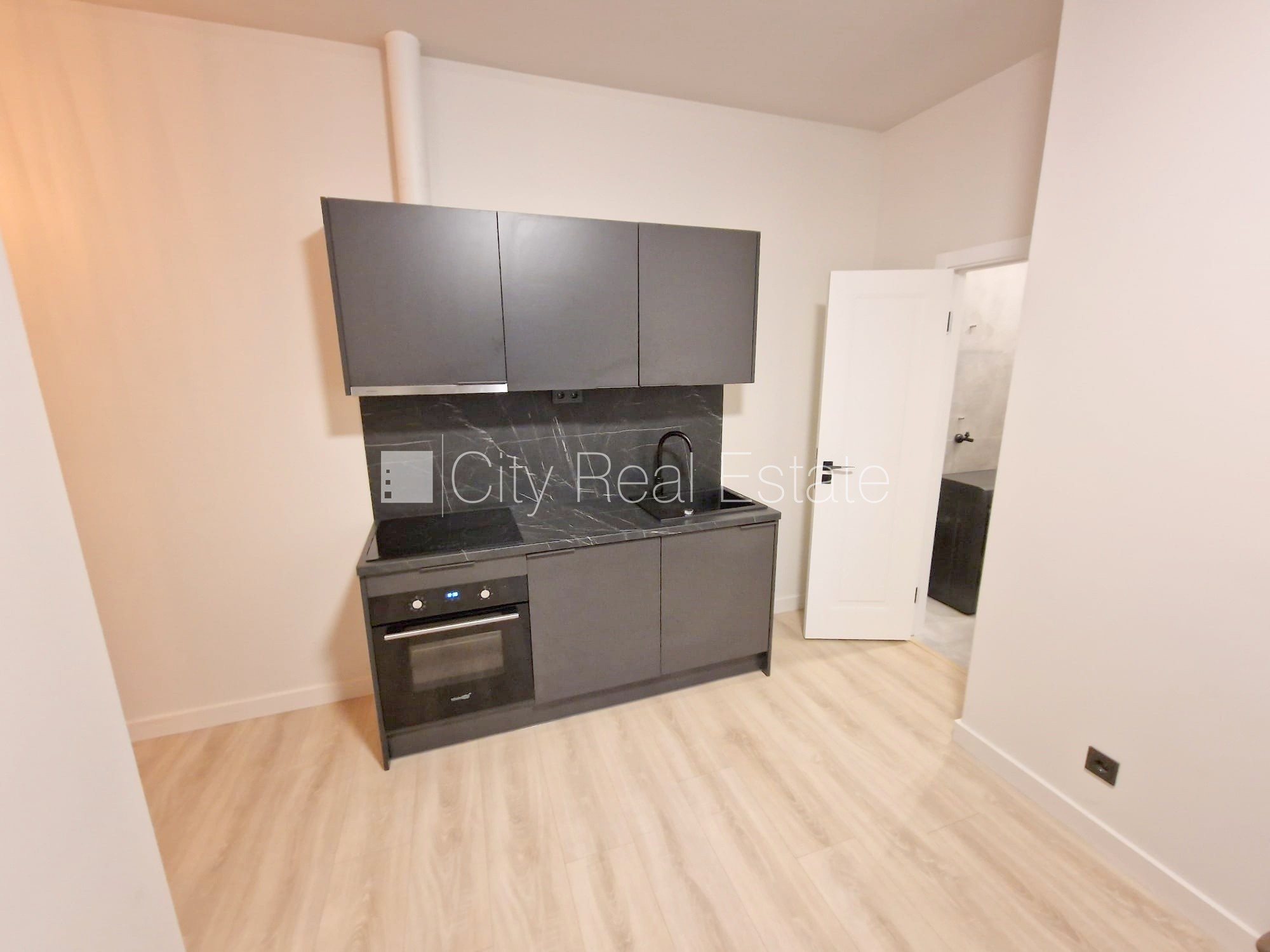 Sludinājumi. Fasādes māja, renovēta māja, slēgts pagalms, ieeja no ielas, ir lifts, kāpņu telpa pēc kapitālā Cena: 510 EUR/mēn Foto #4