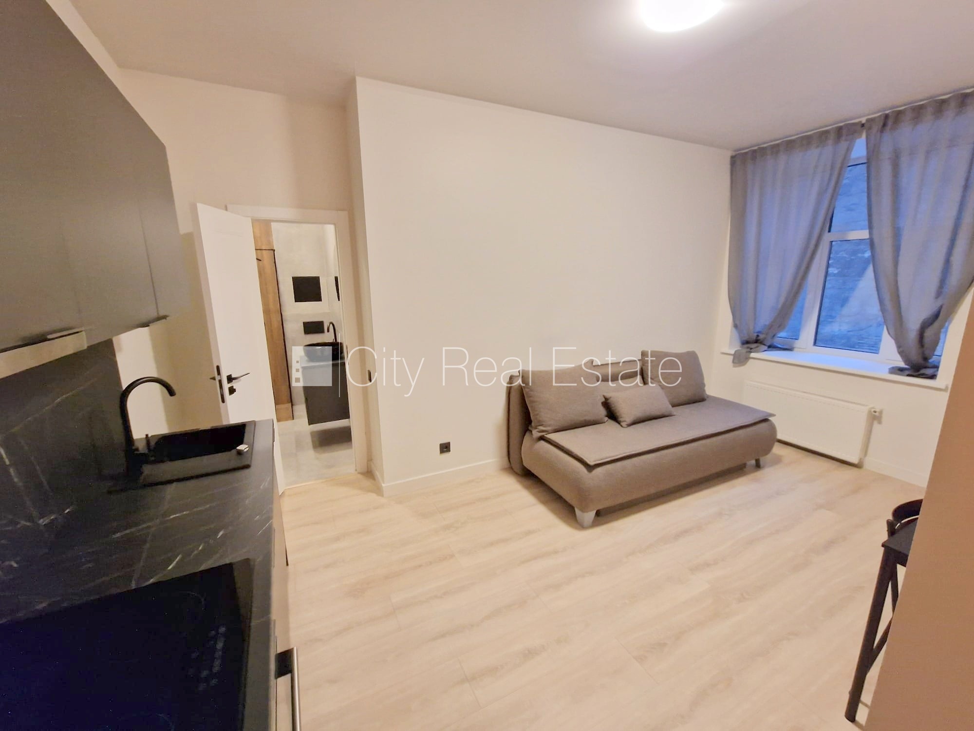 Sludinājumi. Fasādes māja, renovēta māja, slēgts pagalms, ieeja no ielas, ir lifts, kāpņu telpa pēc kapitālā Cena: 510 EUR/mēn Foto #6