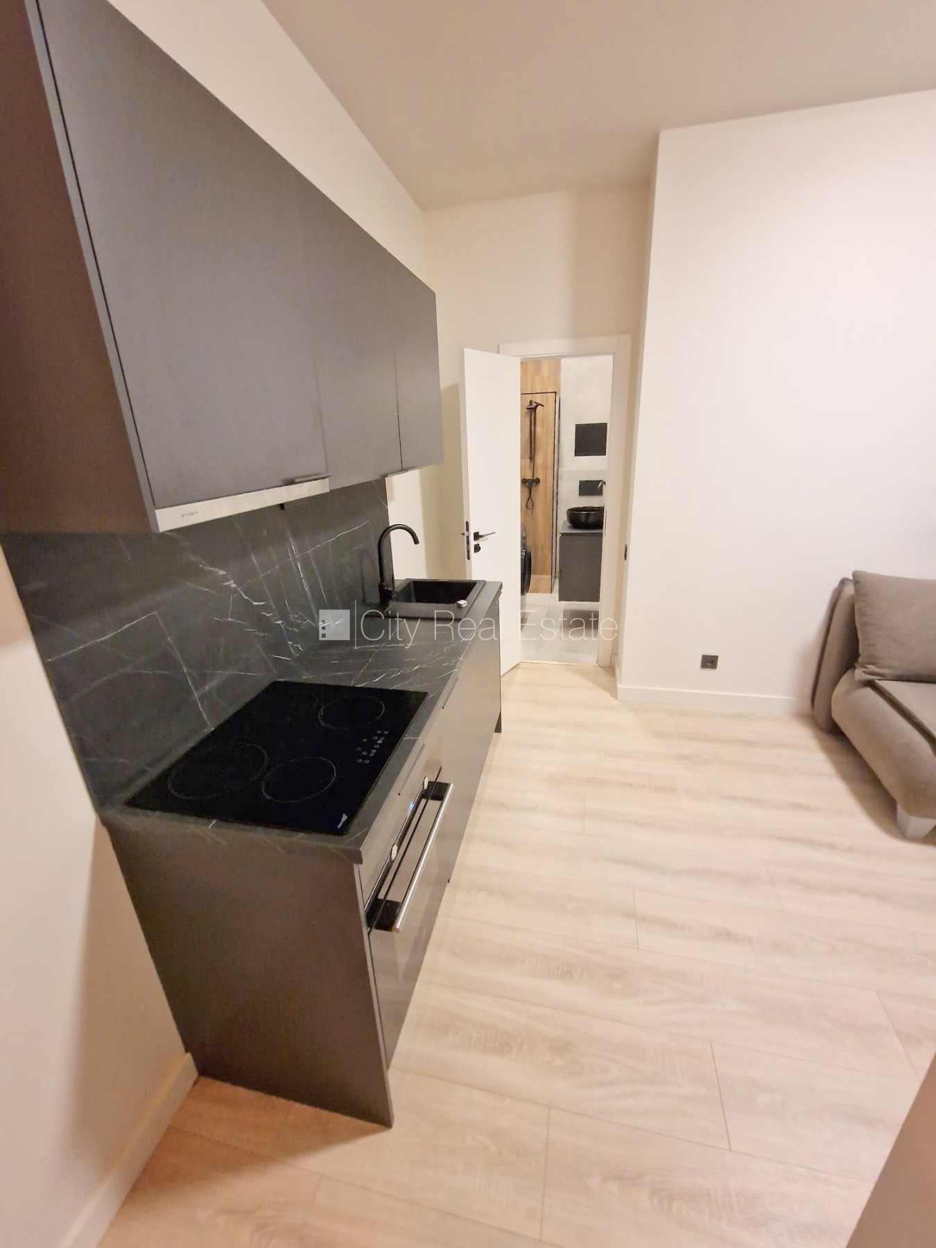 Sludinājumi. Fasādes māja, renovēta māja, slēgts pagalms, ieeja no ielas, ir lifts, kāpņu telpa pēc kapitālā Cena: 510 EUR/mēn Foto #14