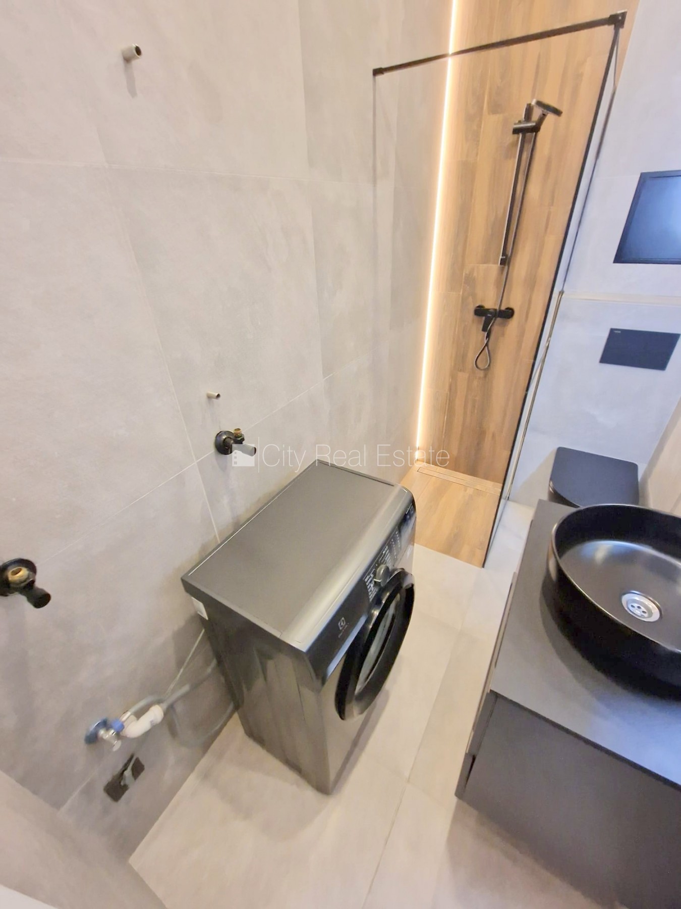 Sludinājumi. Fasādes māja, renovēta māja, slēgts pagalms, ieeja no ielas, ir lifts, kāpņu telpa pēc kapitālā Cena: 510 EUR/mēn Foto #18