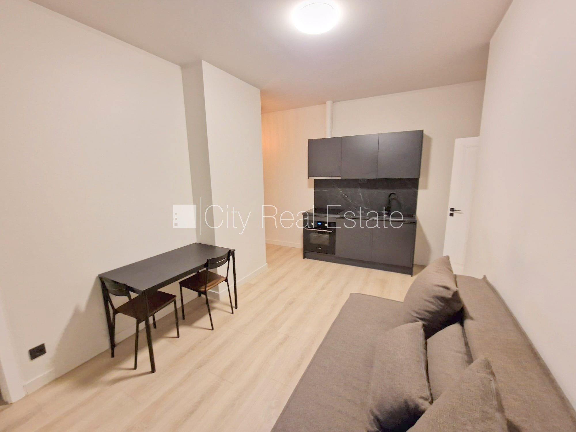 Sludinājumi. Fasādes māja, renovēta māja, slēgts pagalms, ieeja no ielas, ir lifts, kāpņu telpa pēc kapitālā Cena: 510 EUR/mēn Foto #2