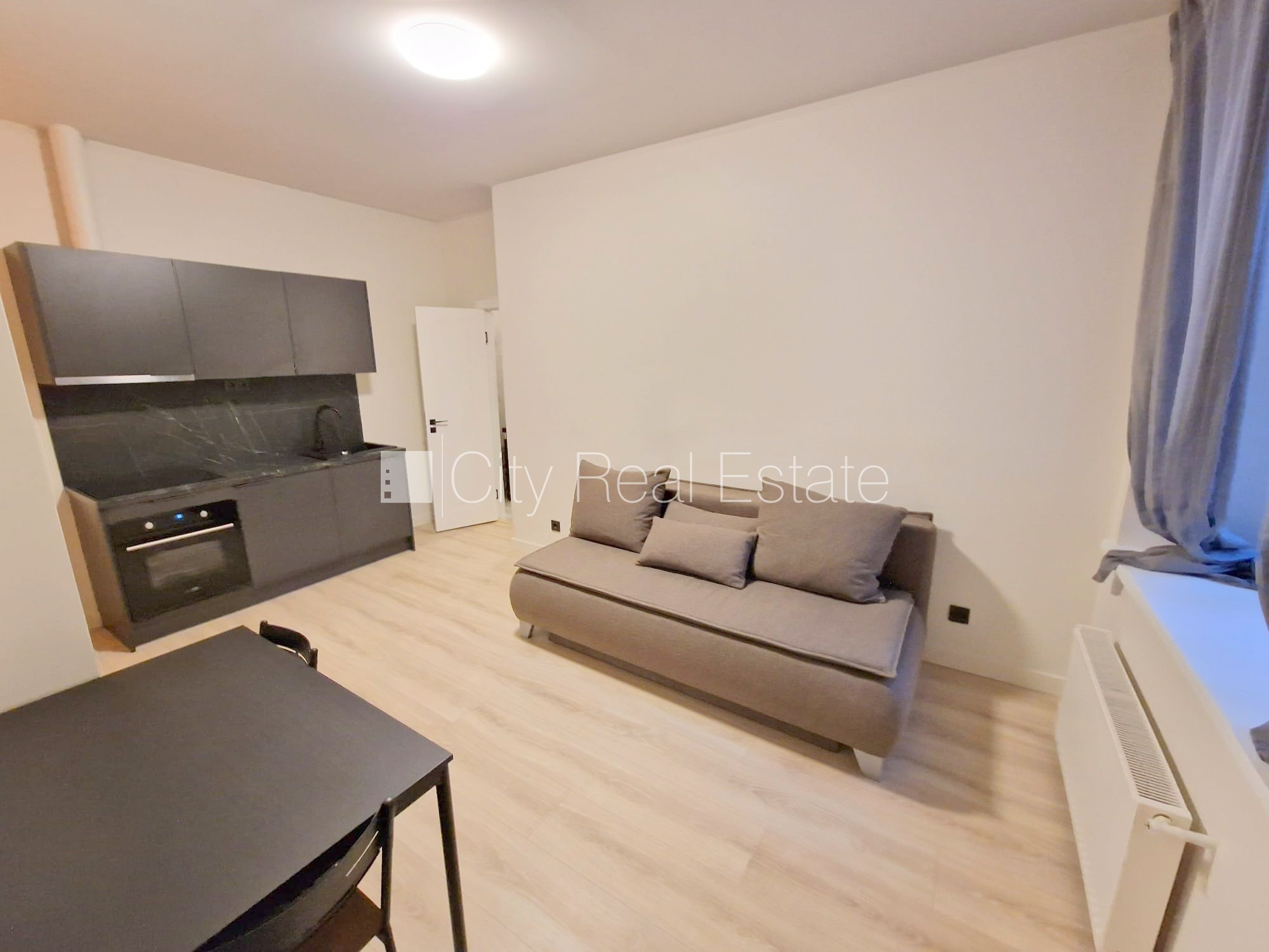 Sludinājumi. Fasādes māja, renovēta māja, slēgts pagalms, ieeja no ielas, ir lifts, kāpņu telpa pēc kapitālā Cena: 510 EUR/mēn Foto #3