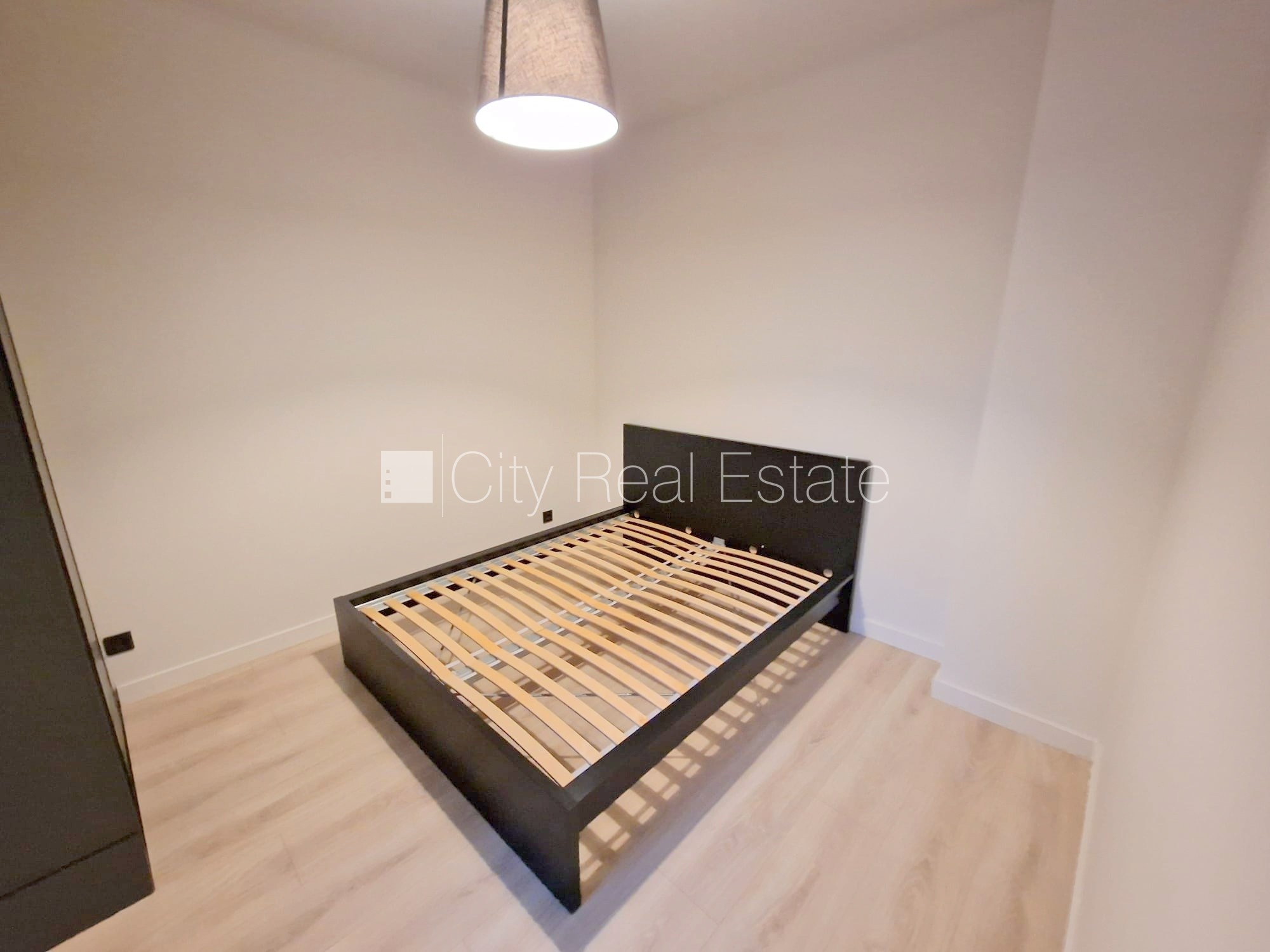 Sludinājumi. Fasādes māja, renovēta māja, slēgts pagalms, ieeja no ielas, ir lifts, kāpņu telpa pēc kapitālā Cena: 510 EUR/mēn Foto #9