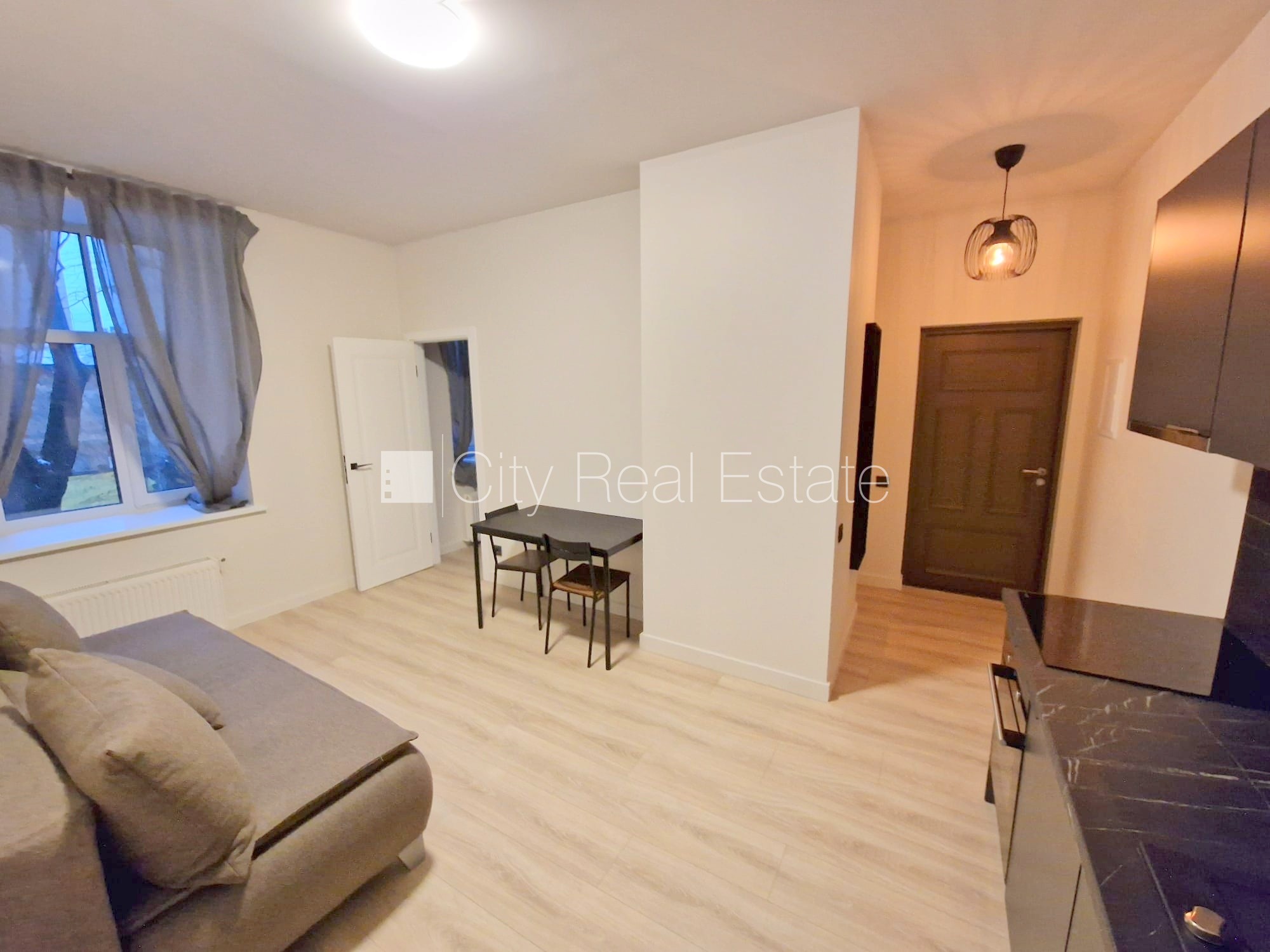 Sludinājumi. Fasādes māja, renovēta māja, slēgts pagalms, ieeja no ielas, ir lifts, kāpņu telpa pēc kapitālā Cena: 510 EUR/mēn Foto #7