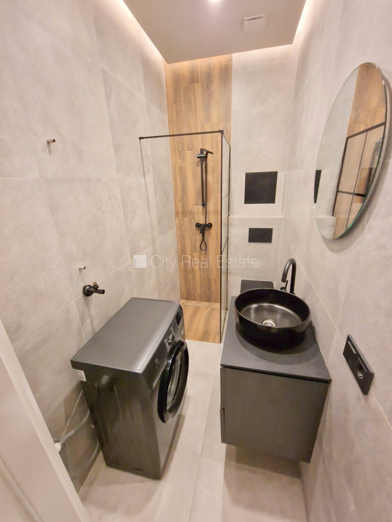 Sludinājumi. Fasādes māja, renovēta māja, slēgts pagalms, ieeja no ielas, ir lifts, kāpņu telpa pēc kapitālā Cena: 510 EUR/mēn Foto #19