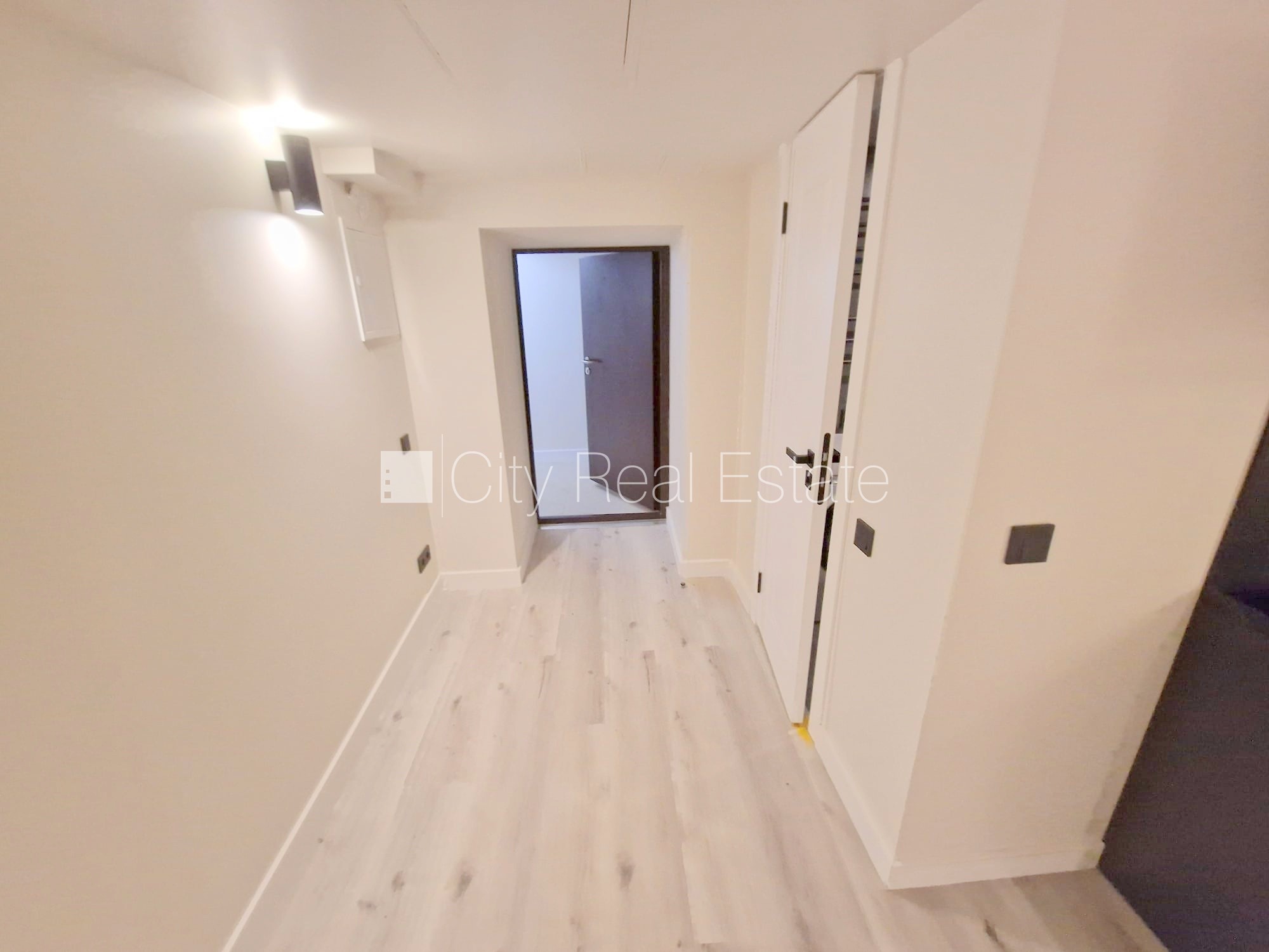 Объявление. Фасадный дом, реновированный дом, закрытый двор, вход с улицы, полуподвал, лестничная клетка после Цена: 300 EUR/мес. Foto #10