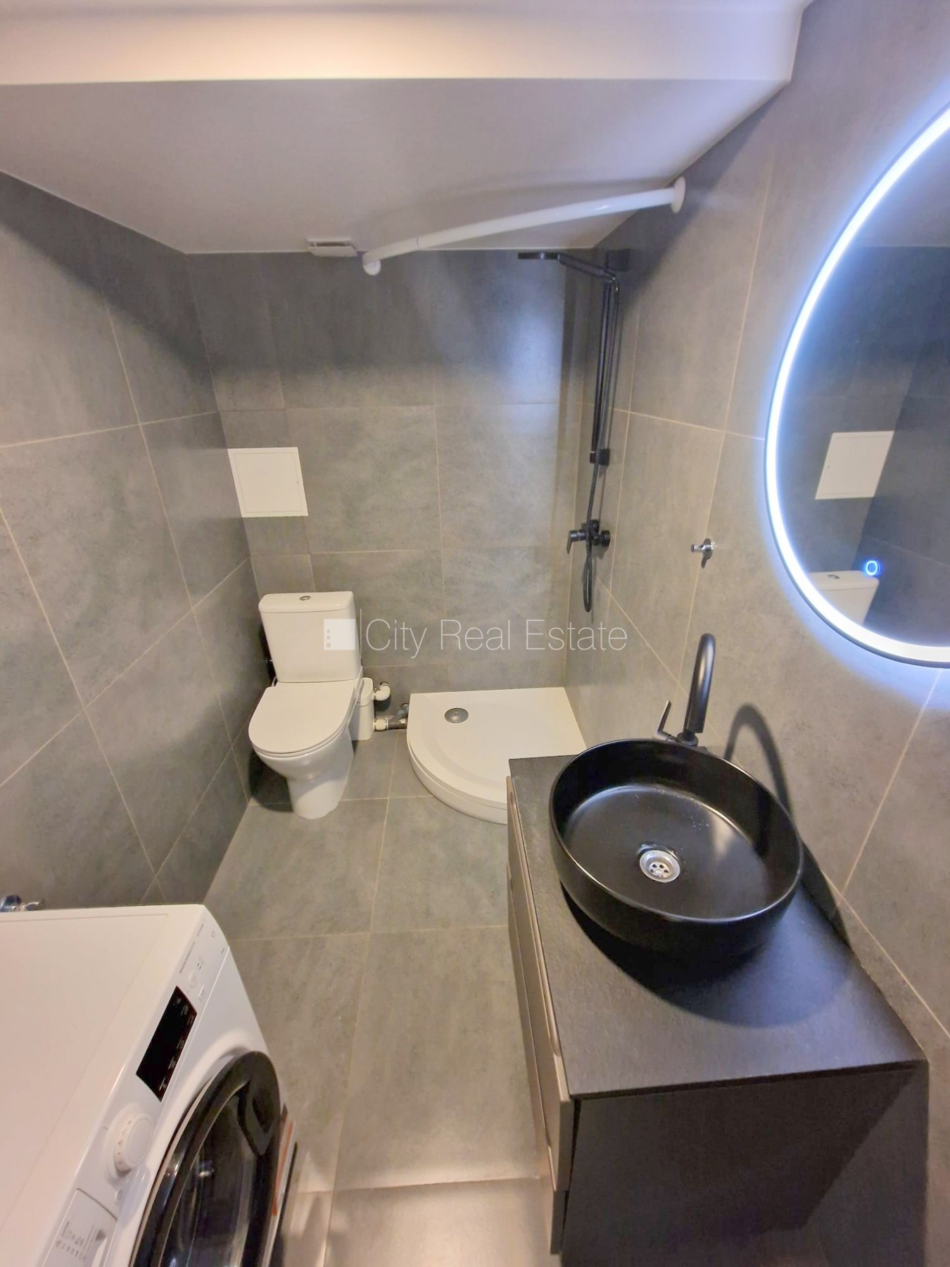 Объявление. Фасадный дом, реновированный дом, закрытый двор, вход с улицы, полуподвал, лестничная клетка после Цена: 300 EUR/мес. Foto #7