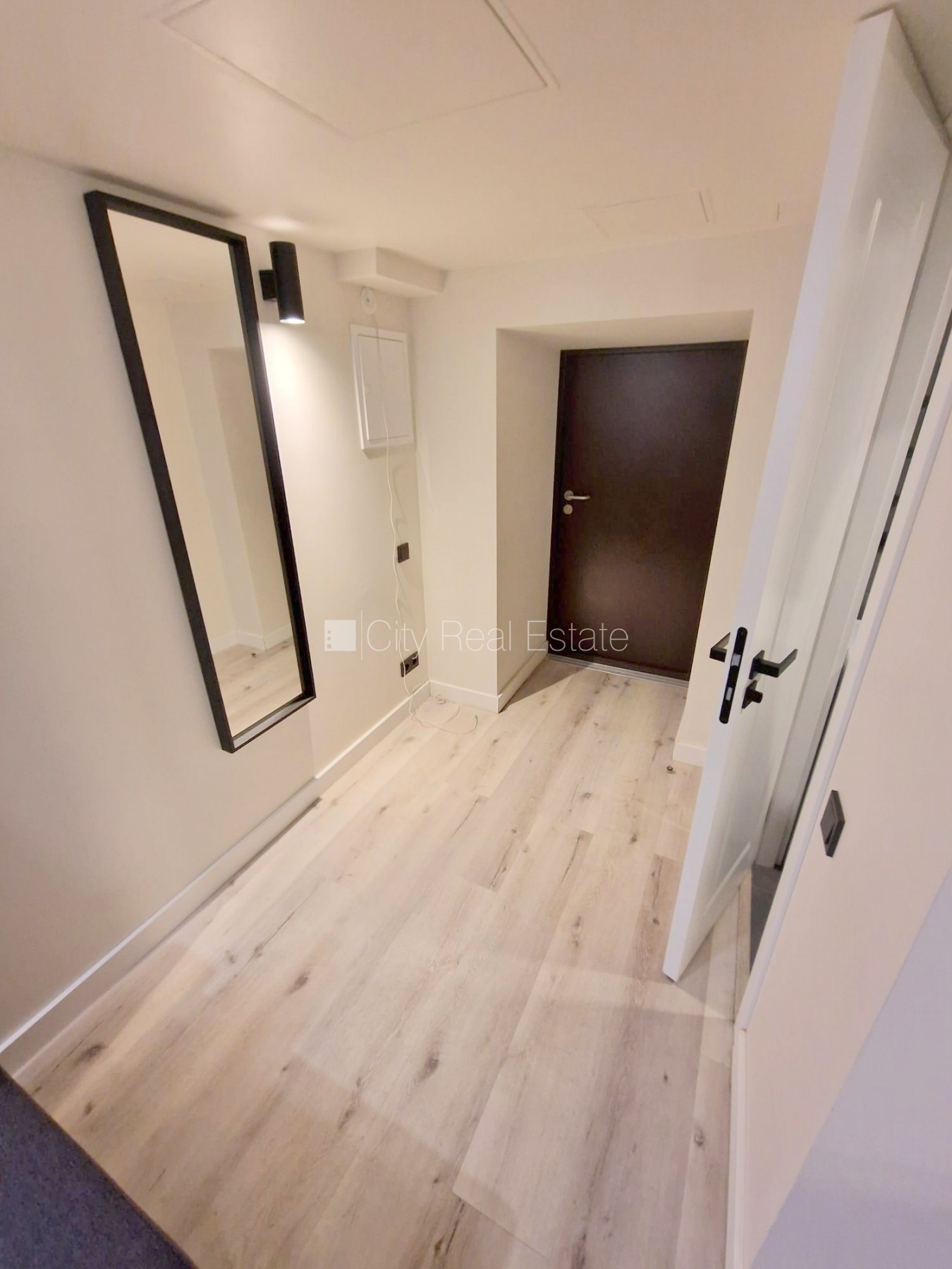 Объявление. Фасадный дом, реновированный дом, закрытый двор, вход с улицы, полуподвал, лестничная клетка после Цена: 300 EUR/мес. Foto #9