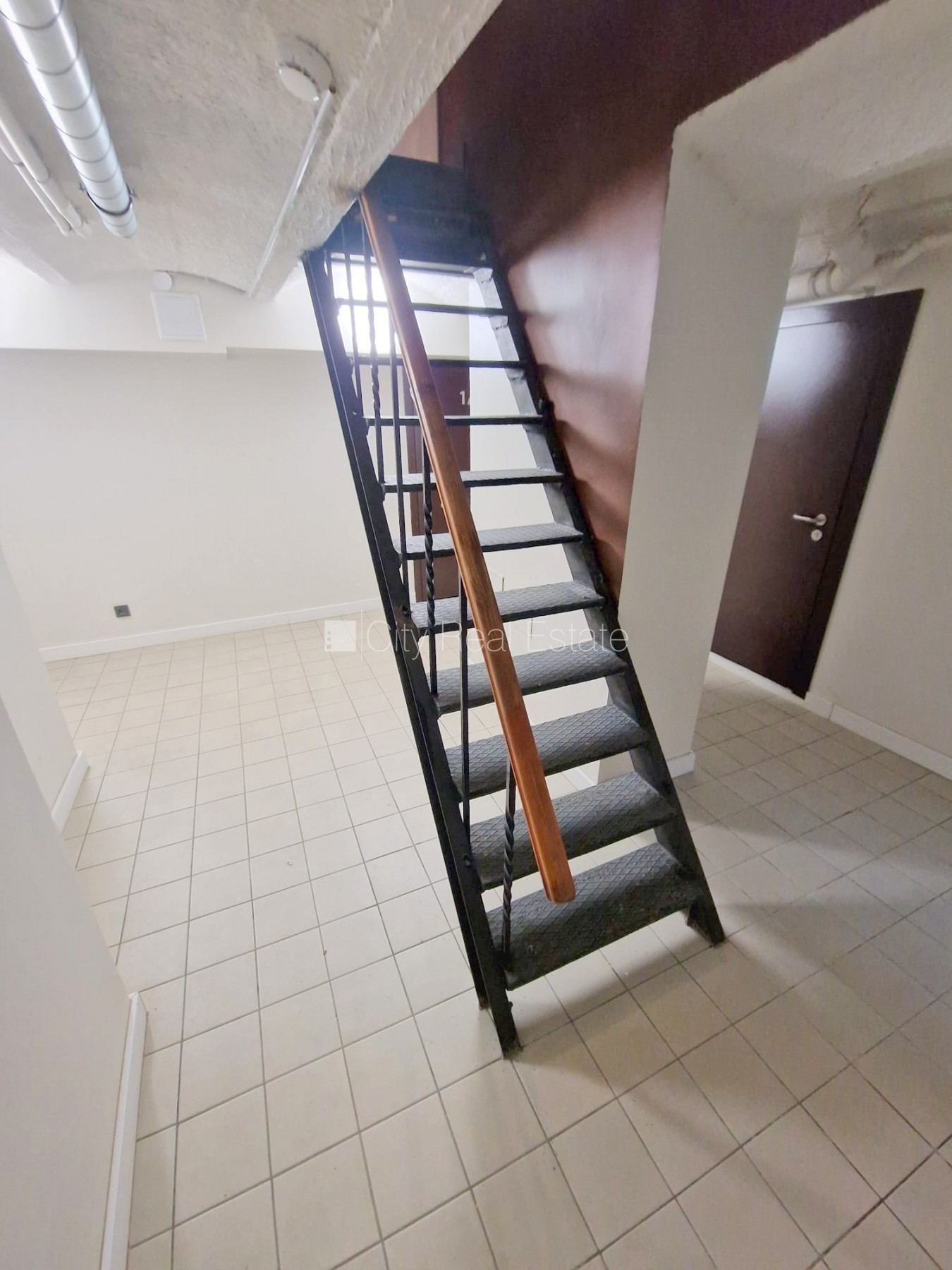 Объявление. Фасадный дом, реновированный дом, закрытый двор, вход с улицы, полуподвал, лестничная клетка после Цена: 300 EUR/мес. Foto #11