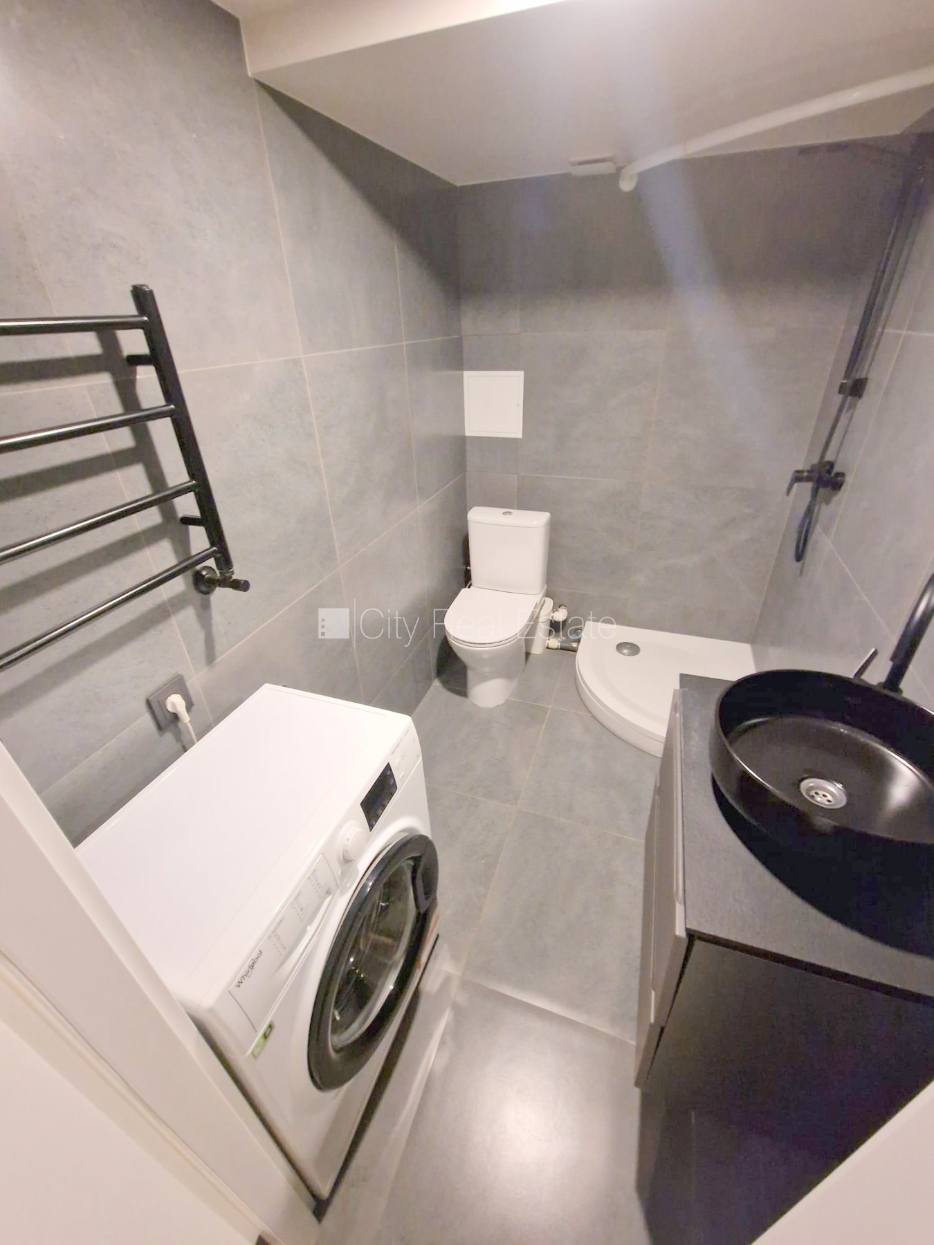 Объявление. Фасадный дом, реновированный дом, закрытый двор, вход с улицы, полуподвал, лестничная клетка после Цена: 300 EUR/мес. Foto #8