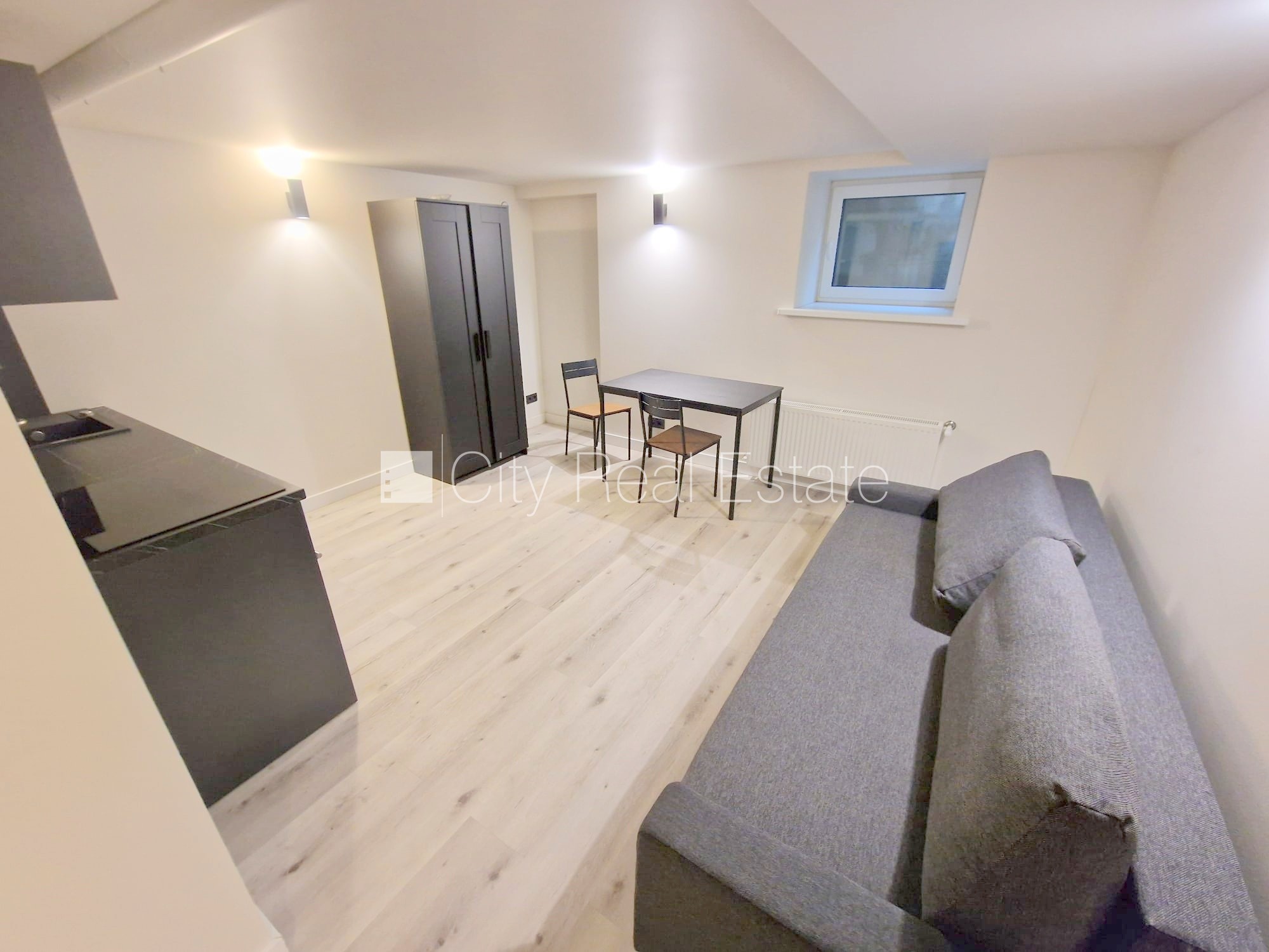 Объявление. Фасадный дом, реновированный дом, закрытый двор, вход с улицы, полуподвал, лестничная клетка после Цена: 300 EUR/мес. Foto #2