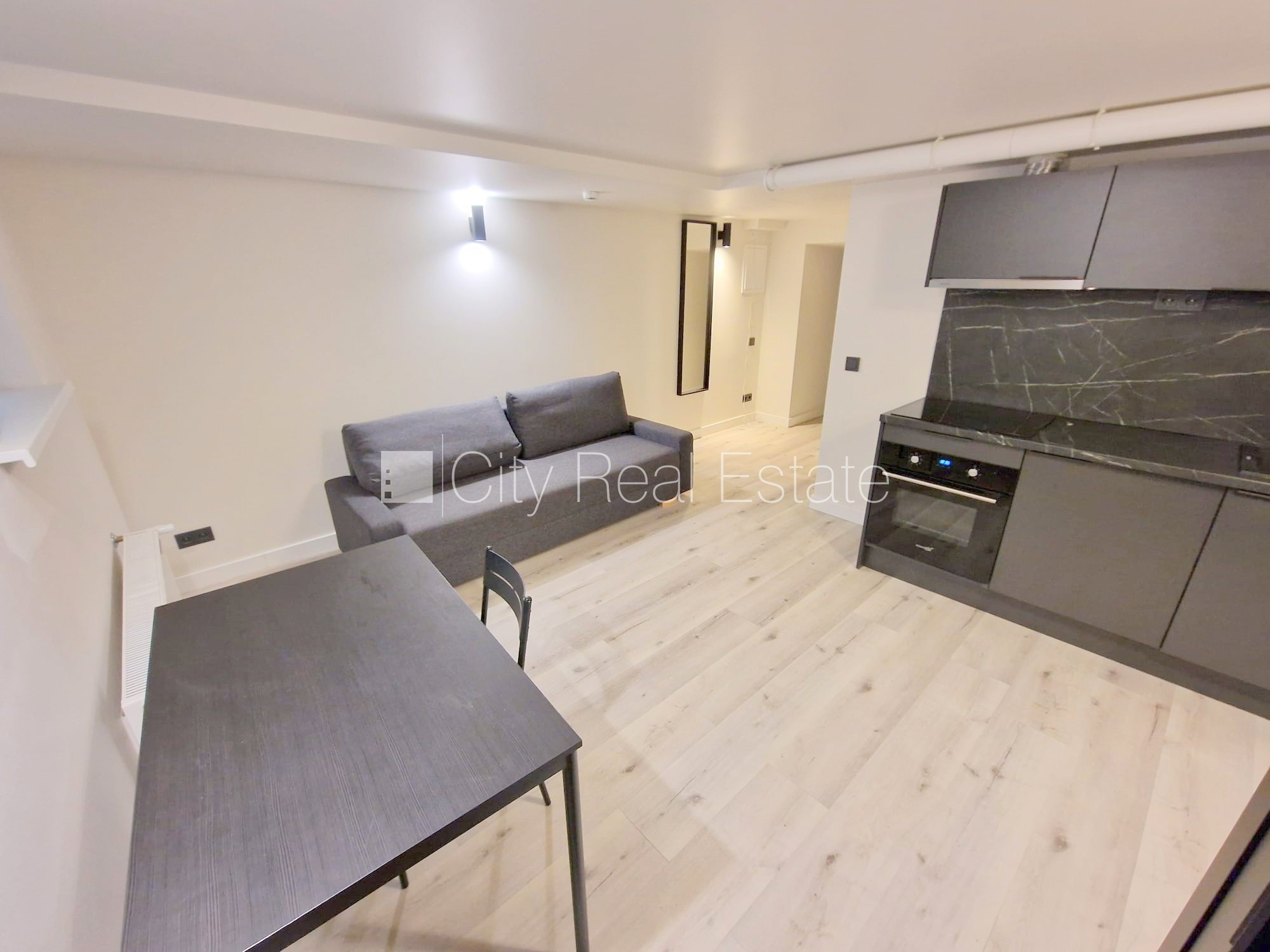 Объявление. Фасадный дом, реновированный дом, закрытый двор, вход с улицы, полуподвал, лестничная клетка после Цена: 300 EUR/мес. Foto #5