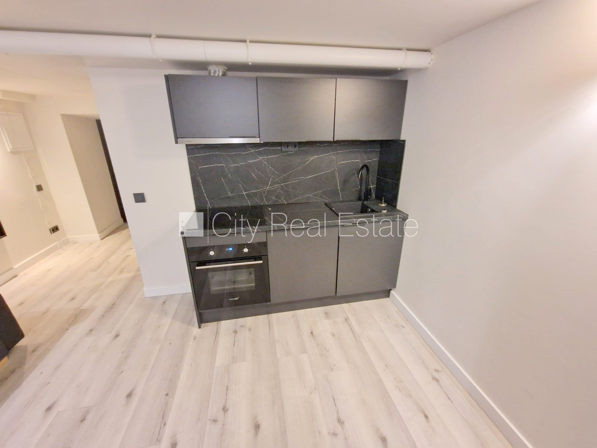 Объявление. Фасадный дом, реновированный дом, закрытый двор, вход с улицы, полуподвал, лестничная клетка после Цена: 300 EUR/мес. Foto #4