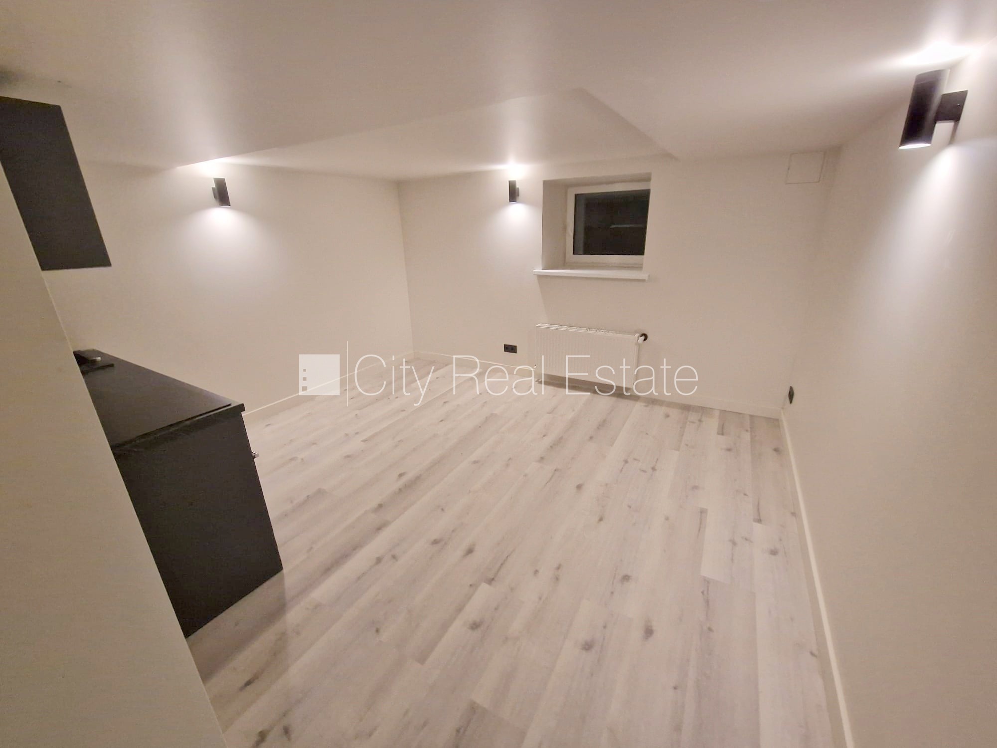 Sludinājumi. Fasādes māja, renovēta māja, slēgts pagalms, ieeja no ielas, puspagrabs, kāpņu telpa pēc kapitālā Cena: 300 EUR/mēn Foto #3