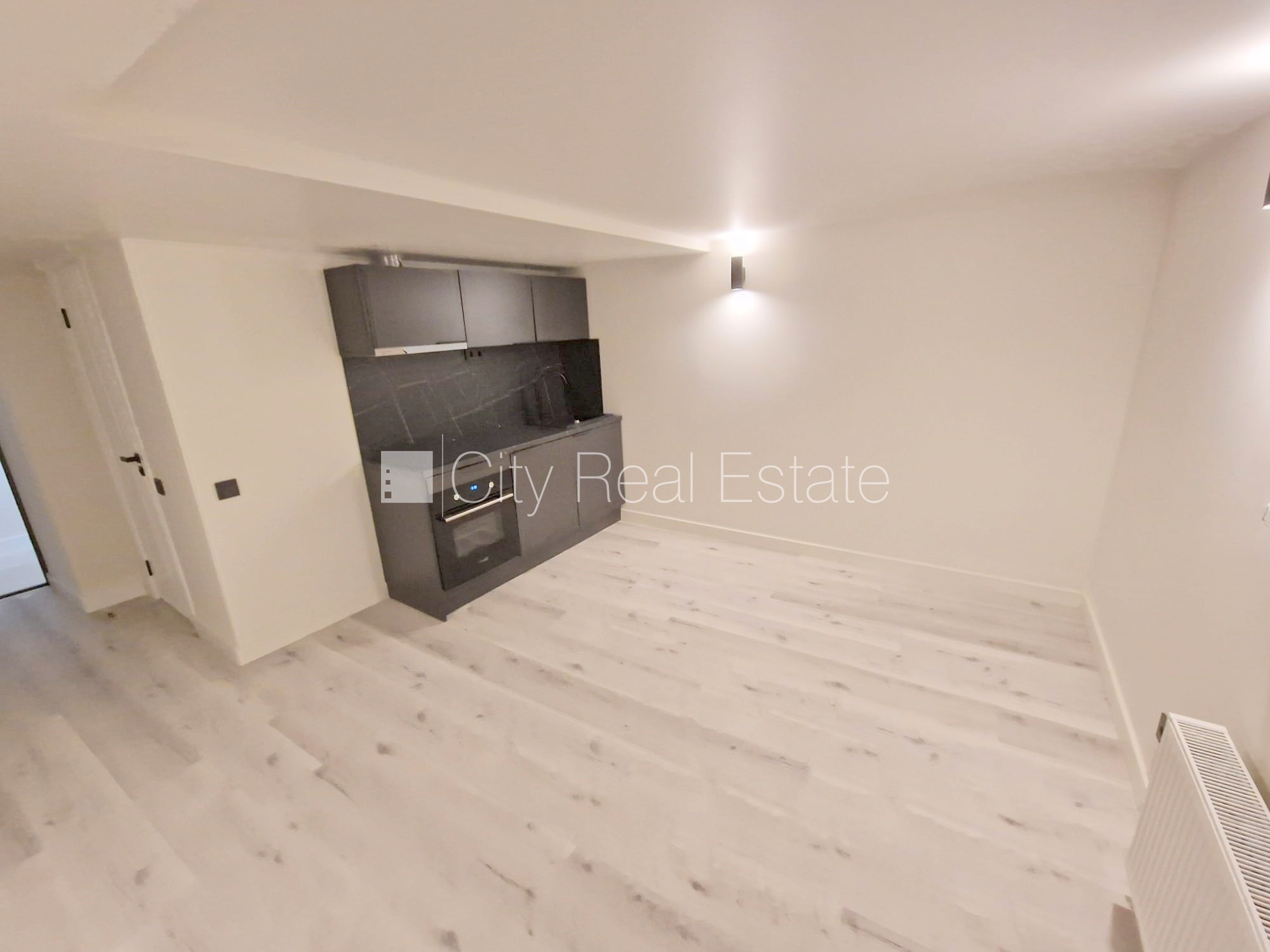 Sludinājumi. Fasādes māja, renovēta māja, slēgts pagalms, ieeja no ielas, puspagrabs, kāpņu telpa pēc kapitālā Cena: 300 EUR/mēn Foto #1