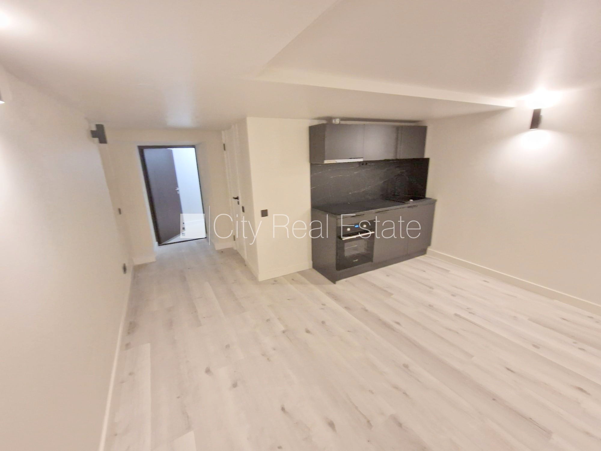 Sludinājumi. Fasādes māja, renovēta māja, slēgts pagalms, ieeja no ielas, puspagrabs, kāpņu telpa pēc kapitālā Cena: 300 EUR/mēn Foto #2