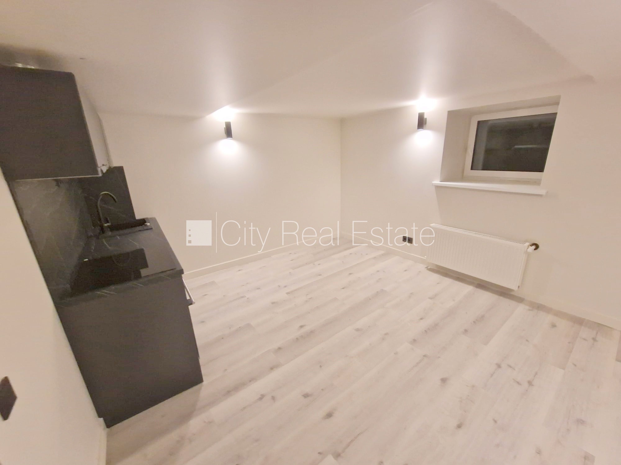 Sludinājumi. Fasādes māja, renovēta māja, slēgts pagalms, ieeja no ielas, puspagrabs, kāpņu telpa pēc kapitālā Cena: 300 EUR/mēn Foto #4