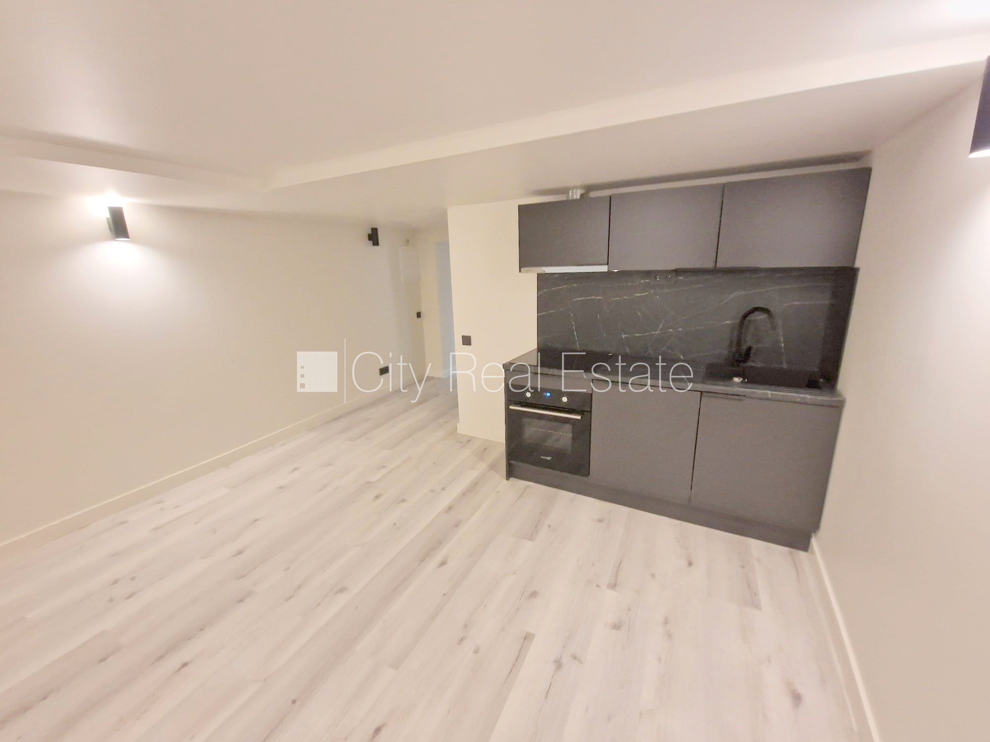 Sludinājumi. Fasādes māja, renovēta māja, slēgts pagalms, ieeja no ielas, puspagrabs, kāpņu telpa pēc kapitālā Cena: 300 EUR/mēn Foto #6