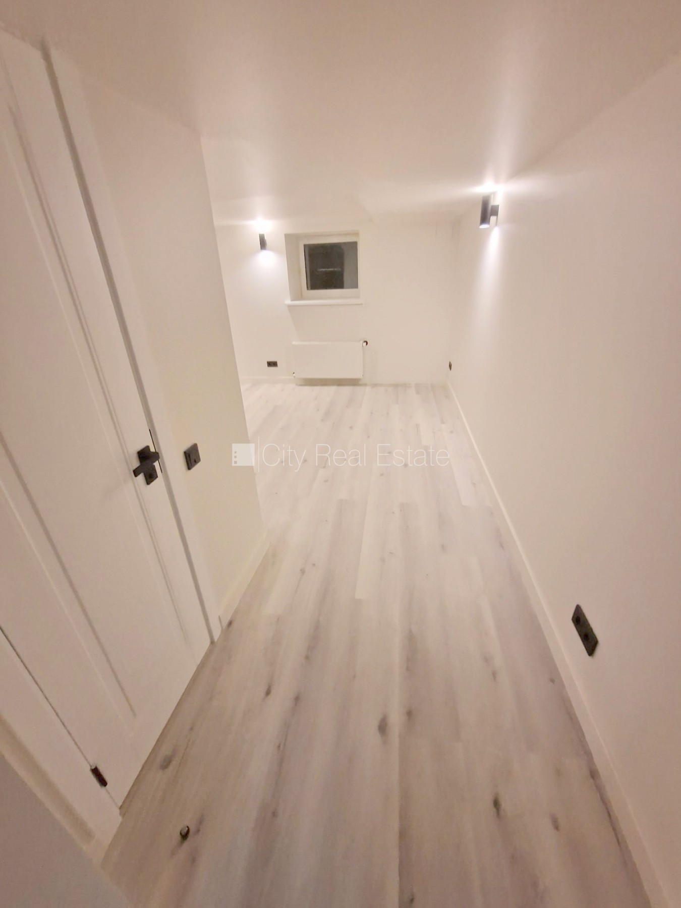 Sludinājumi. Fasādes māja, renovēta māja, slēgts pagalms, ieeja no ielas, puspagrabs, kāpņu telpa pēc kapitālā Cena: 300 EUR/mēn Foto #9