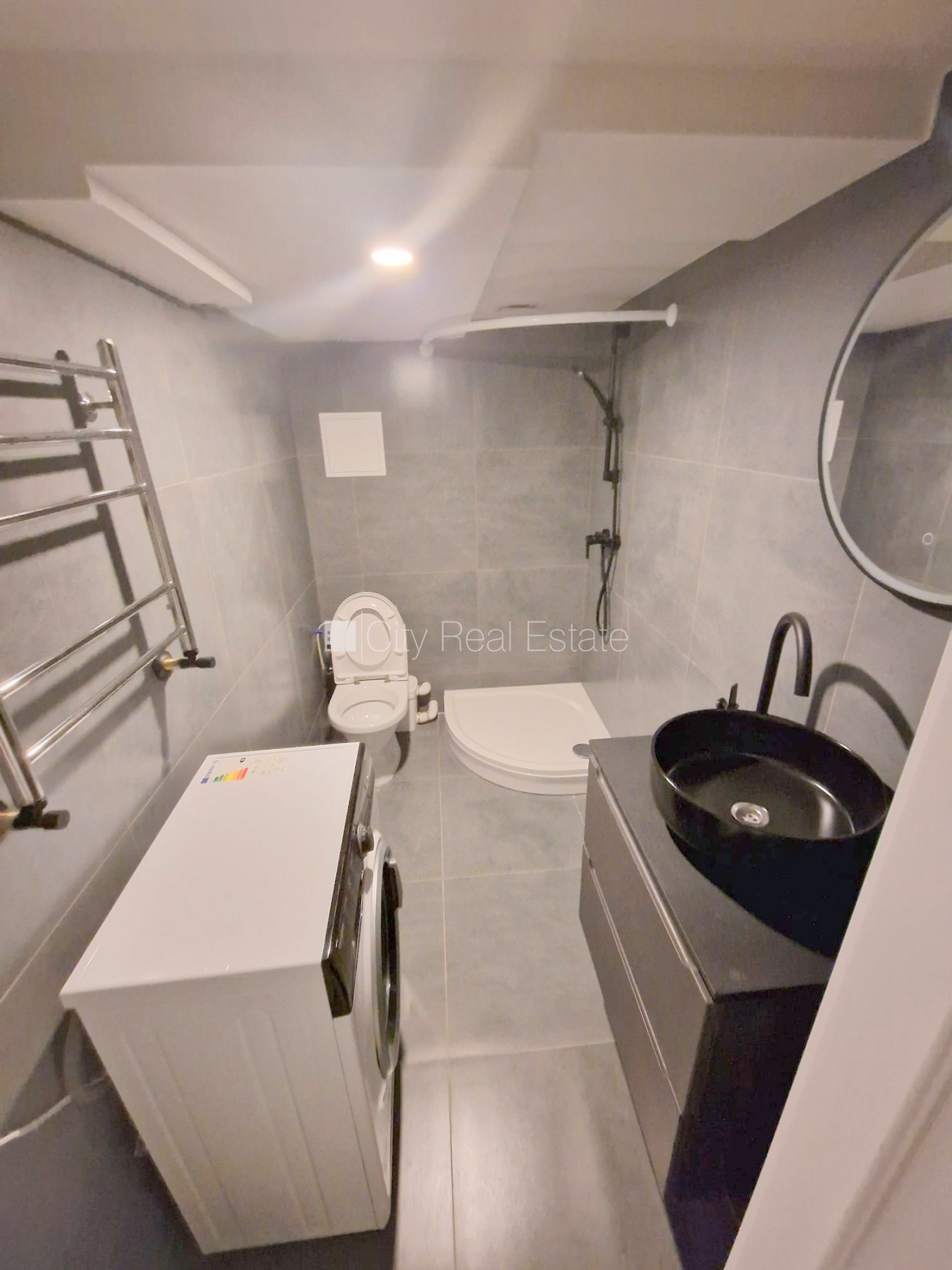 Sludinājumi. Fasādes māja, renovēta māja, slēgts pagalms, ieeja no ielas, puspagrabs, kāpņu telpa pēc kapitālā Cena: 300 EUR/mēn Foto #8