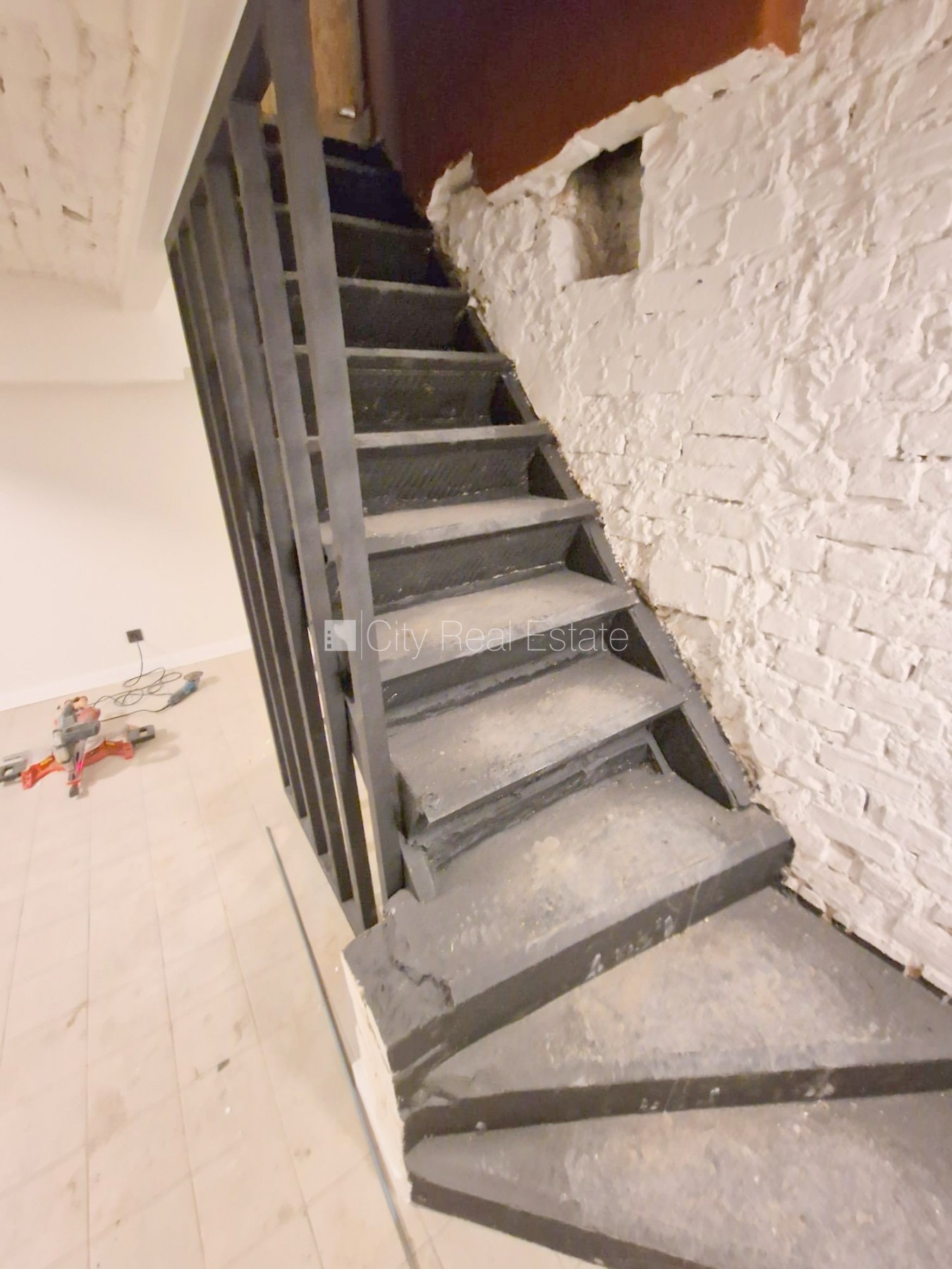 Sludinājumi. Fasādes māja, renovēta māja, slēgts pagalms, ieeja no ielas, puspagrabs, kāpņu telpa pēc kapitālā Cena: 300 EUR/mēn Foto #10