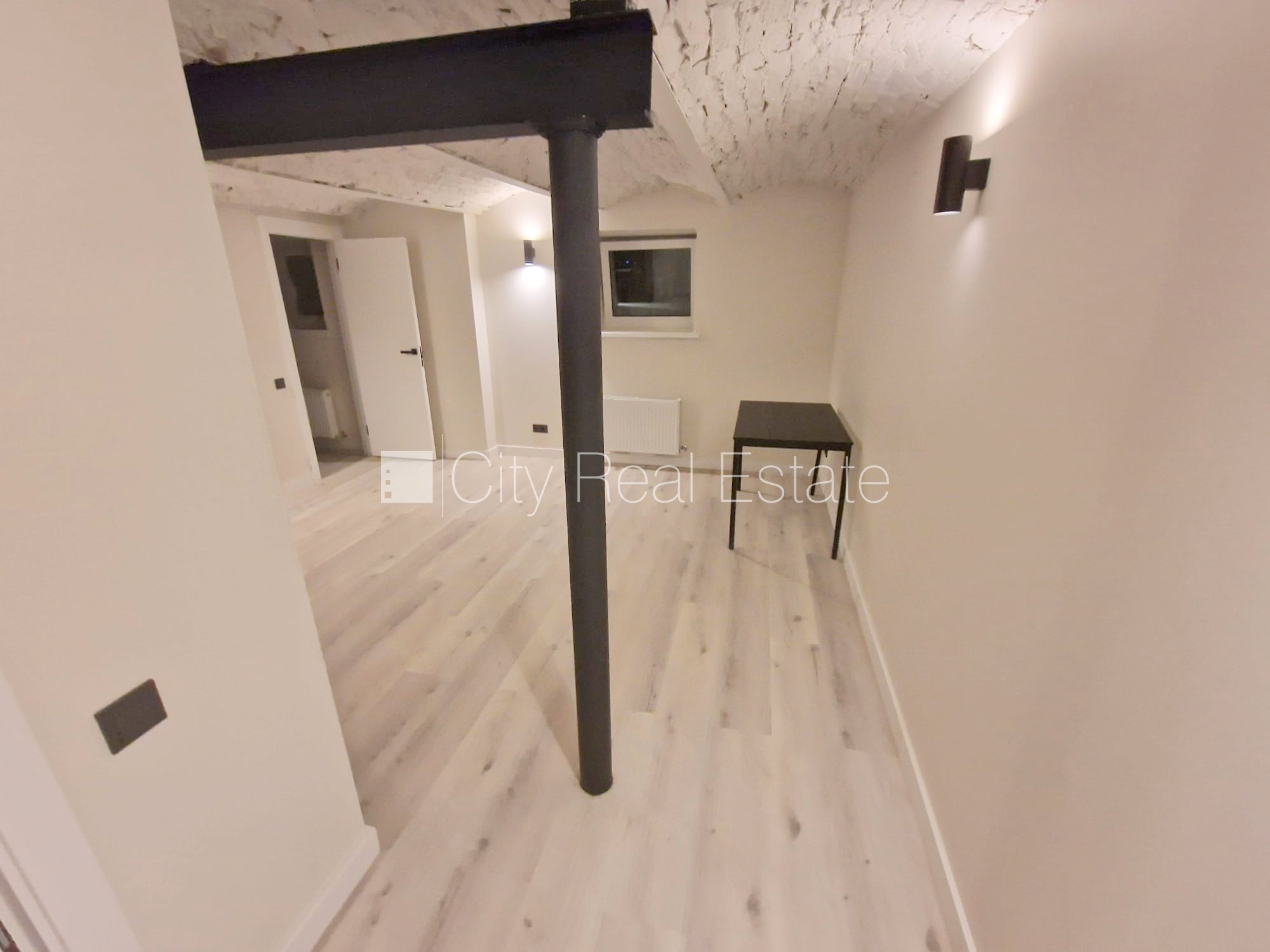 Sludinājumi. Fasādes māja, renovēta māja, slēgts pagalms, ieeja no ielas, puspagrabs, kāpņu telpa pēc kapitālā Cena: 400 EUR/mēn Foto #11