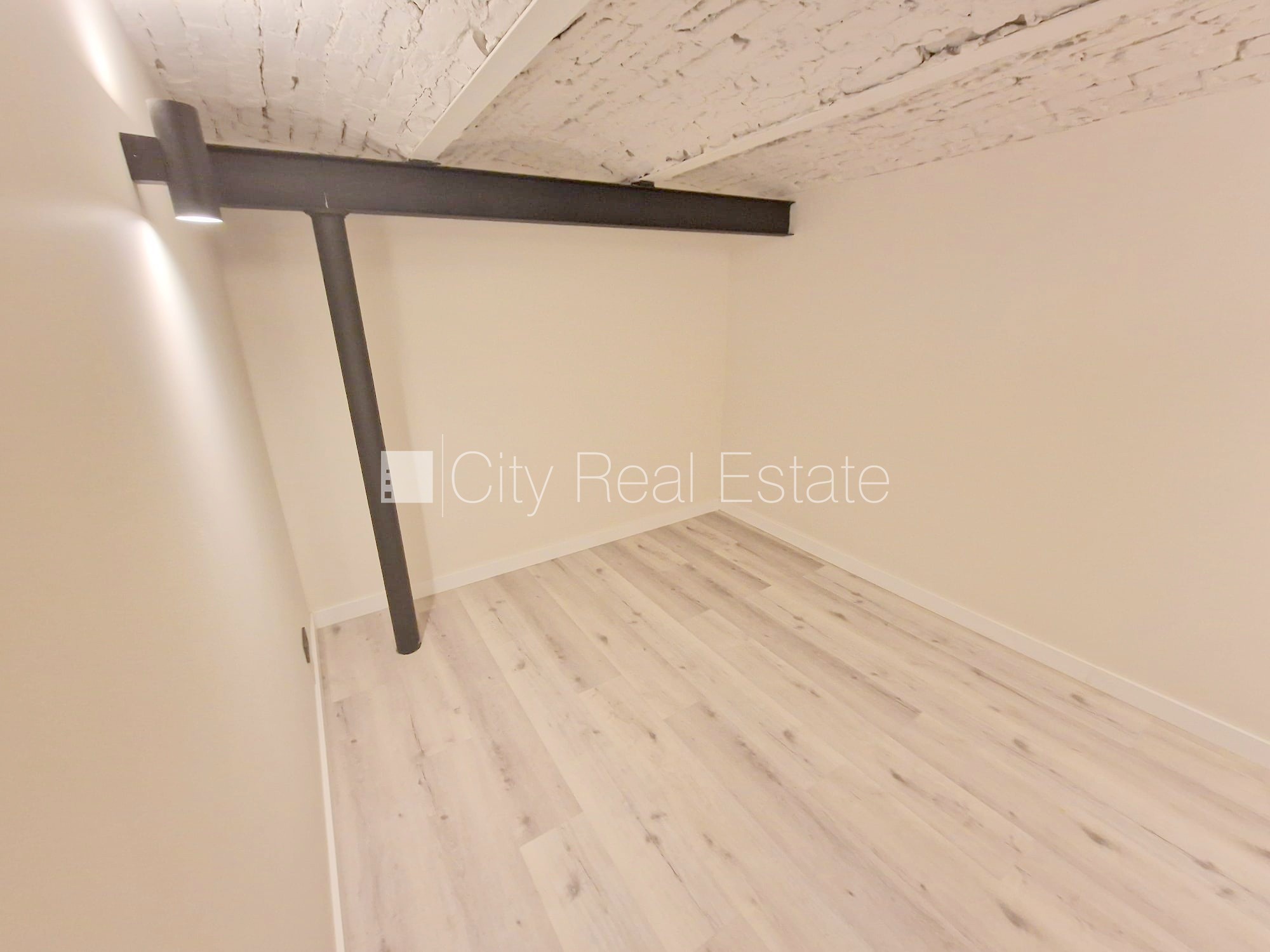 Sludinājumi. Fasādes māja, renovēta māja, slēgts pagalms, ieeja no ielas, puspagrabs, kāpņu telpa pēc kapitālā Cena: 400 EUR/mēn Foto #7