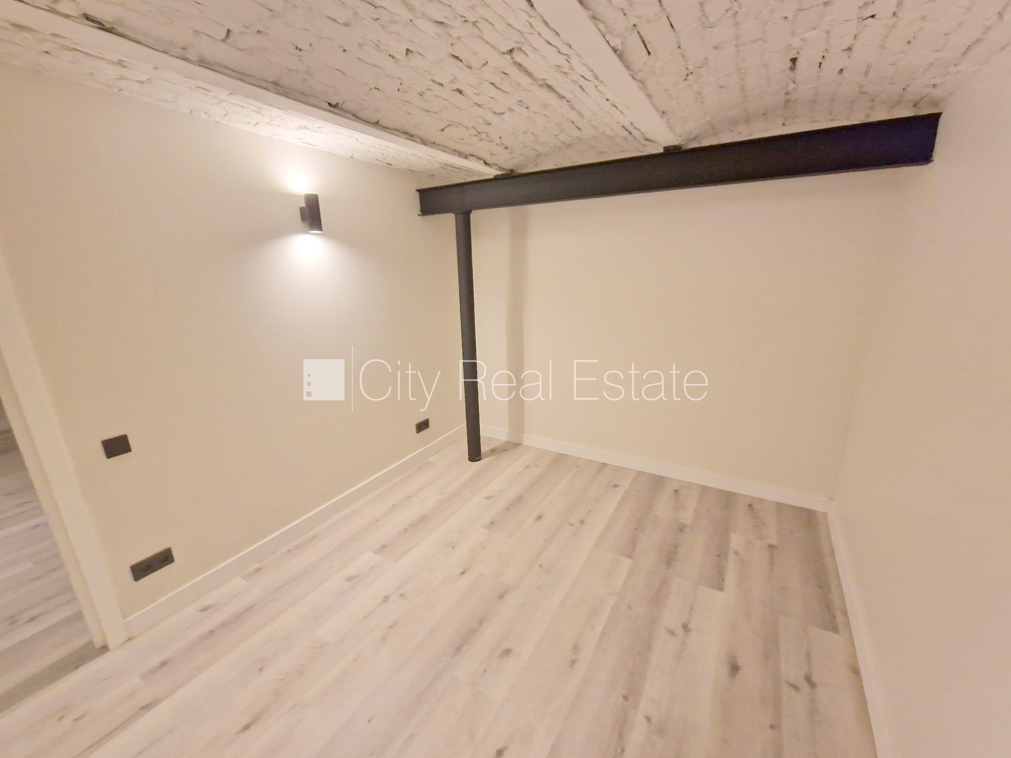 Sludinājumi. Fasādes māja, renovēta māja, slēgts pagalms, ieeja no ielas, puspagrabs, kāpņu telpa pēc kapitālā Cena: 400 EUR/mēn Foto #6