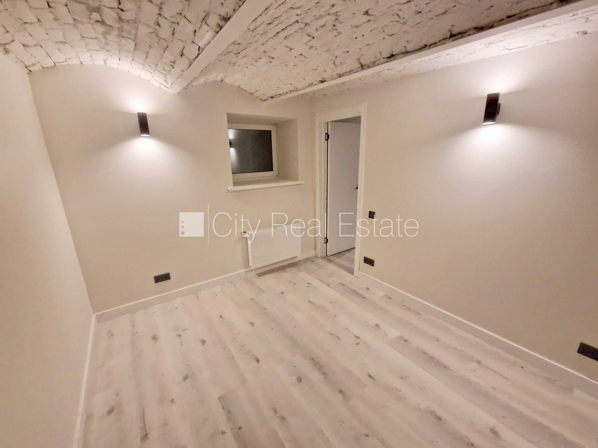 Sludinājumi. Fasādes māja, renovēta māja, slēgts pagalms, ieeja no ielas, puspagrabs, kāpņu telpa pēc kapitālā Cena: 400 EUR/mēn Foto #5