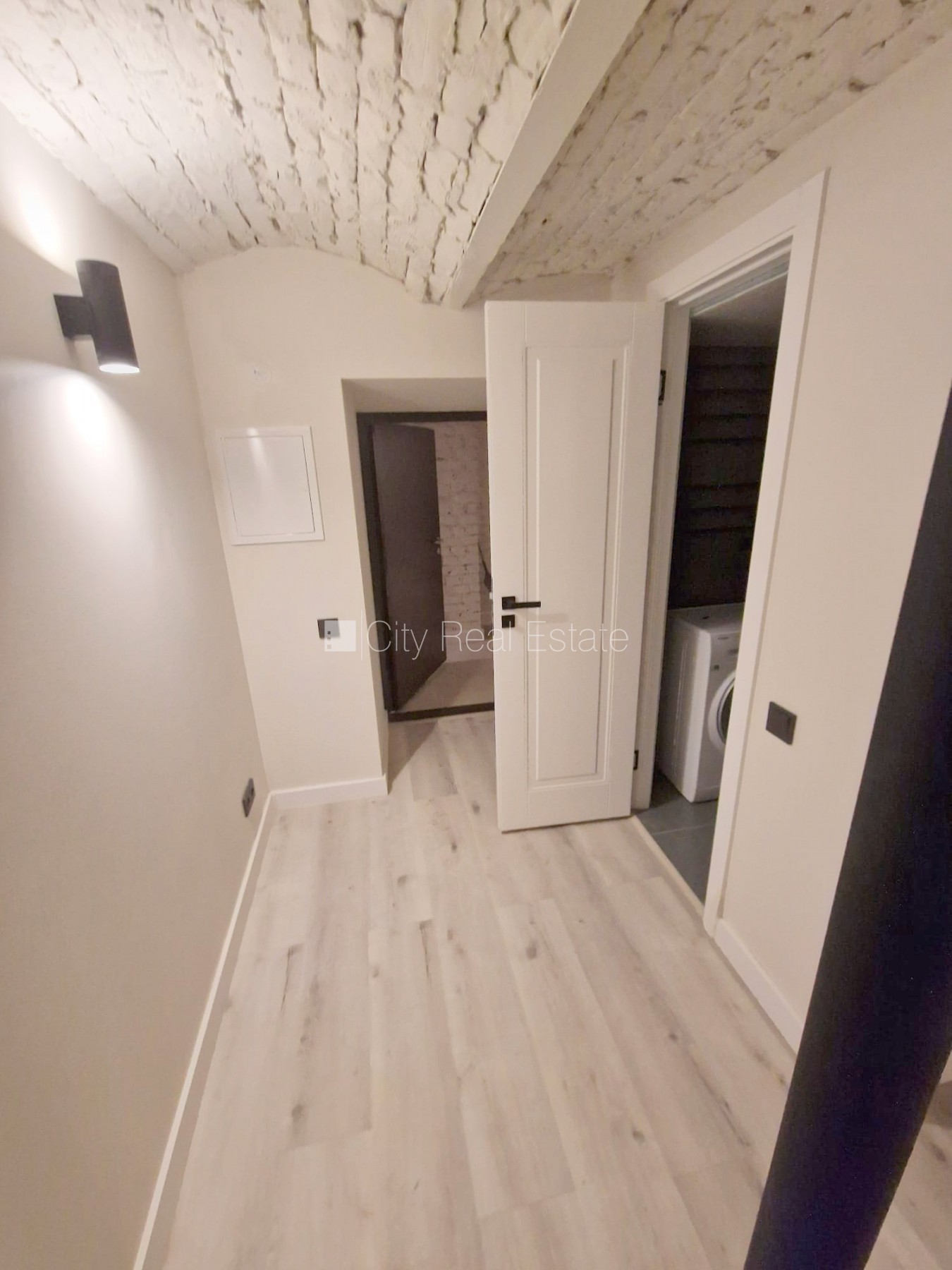 Sludinājumi. Fasādes māja, renovēta māja, slēgts pagalms, ieeja no ielas, puspagrabs, kāpņu telpa pēc kapitālā Cena: 400 EUR/mēn Foto #8