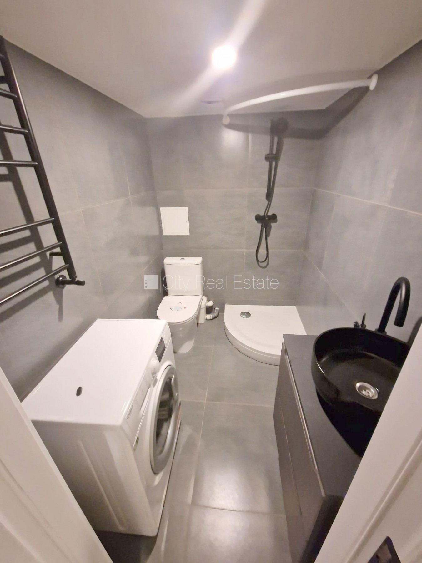 Sludinājumi. Fasādes māja, renovēta māja, slēgts pagalms, ieeja no ielas, puspagrabs, kāpņu telpa pēc kapitālā Cena: 400 EUR/mēn Foto #9