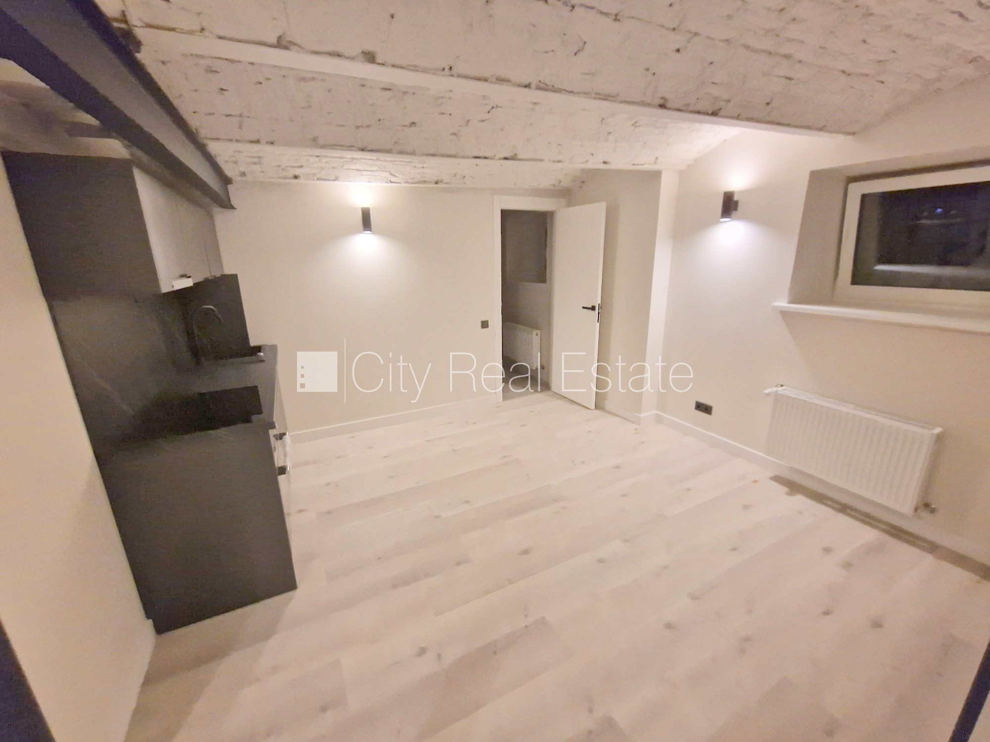 Sludinājumi. Fasādes māja, renovēta māja, slēgts pagalms, ieeja no ielas, puspagrabs, kāpņu telpa pēc kapitālā Cena: 400 EUR/mēn Foto #3