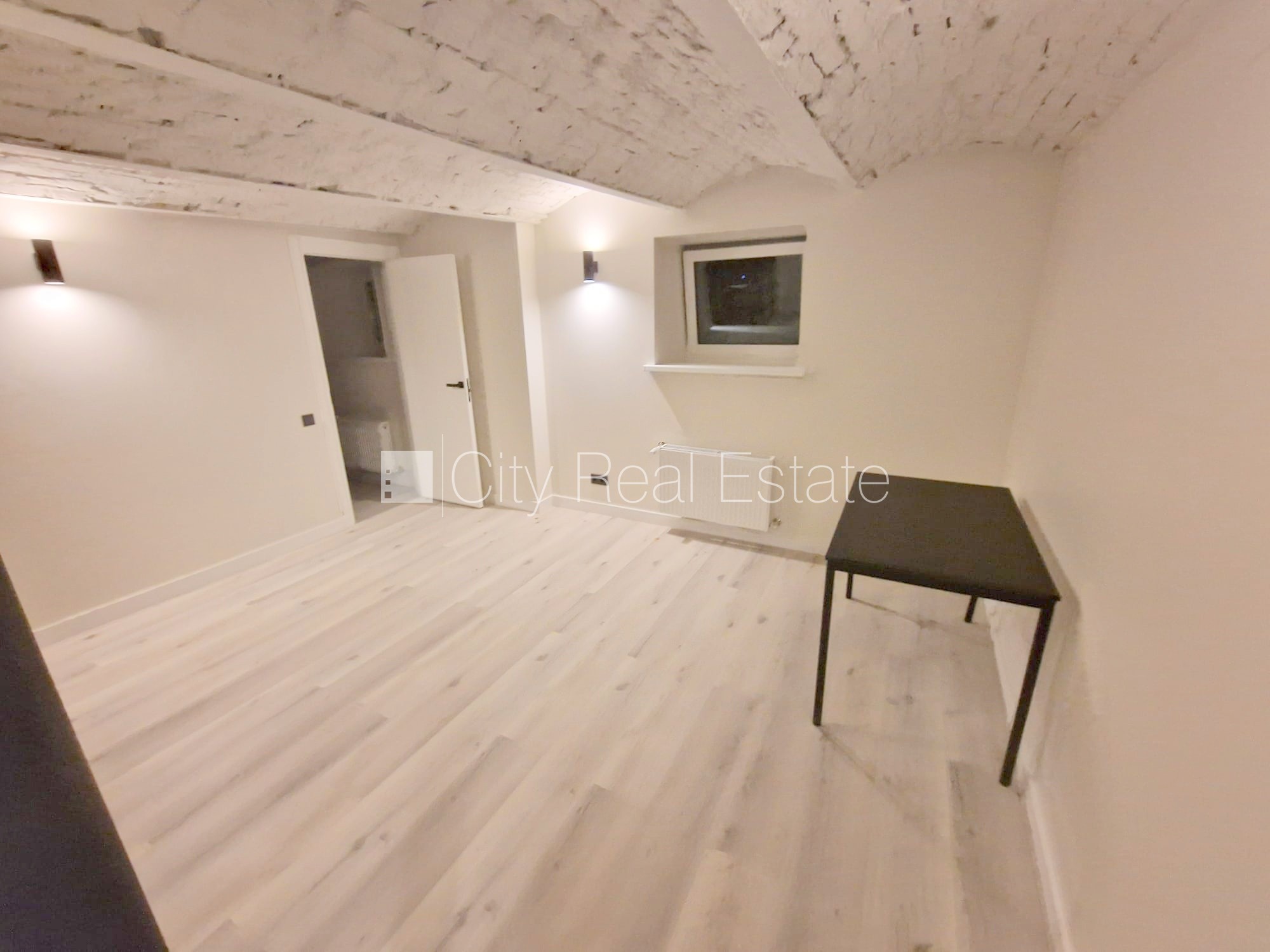 Sludinājumi. Fasādes māja, renovēta māja, slēgts pagalms, ieeja no ielas, puspagrabs, kāpņu telpa pēc kapitālā Cena: 400 EUR/mēn Foto #4