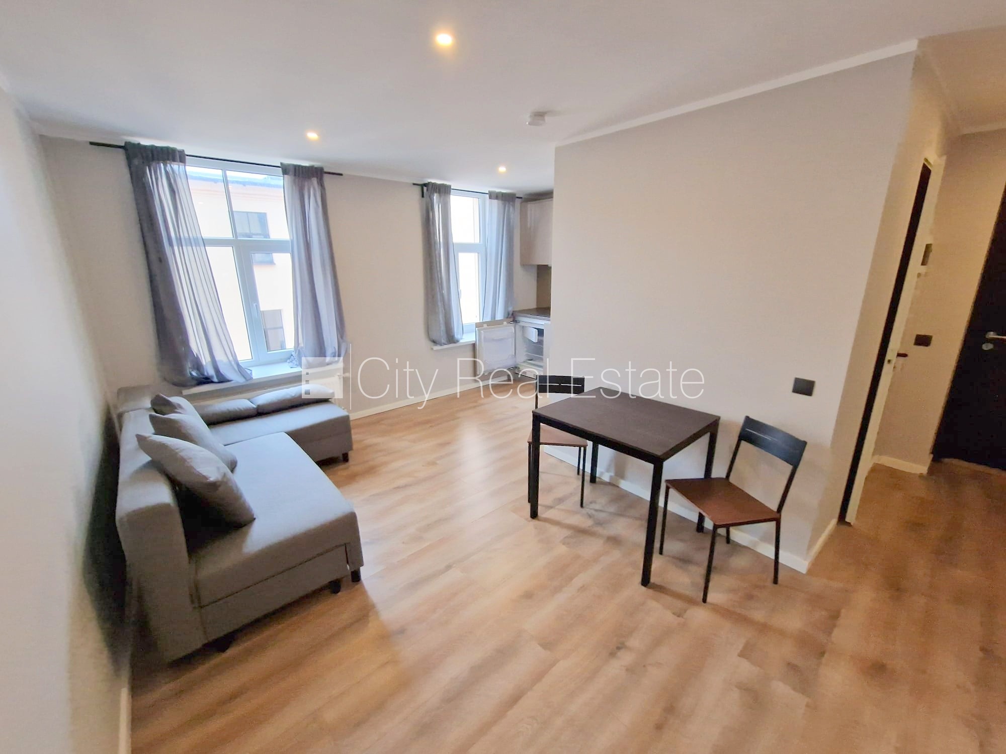 Sludinājumi. Pagalma ēka, renovēta māja, slēgts pagalms, ieeja no ielas un pagalma, kāpņu telpa pēc kapitālā Cena: 340 EUR/mēn Foto #2