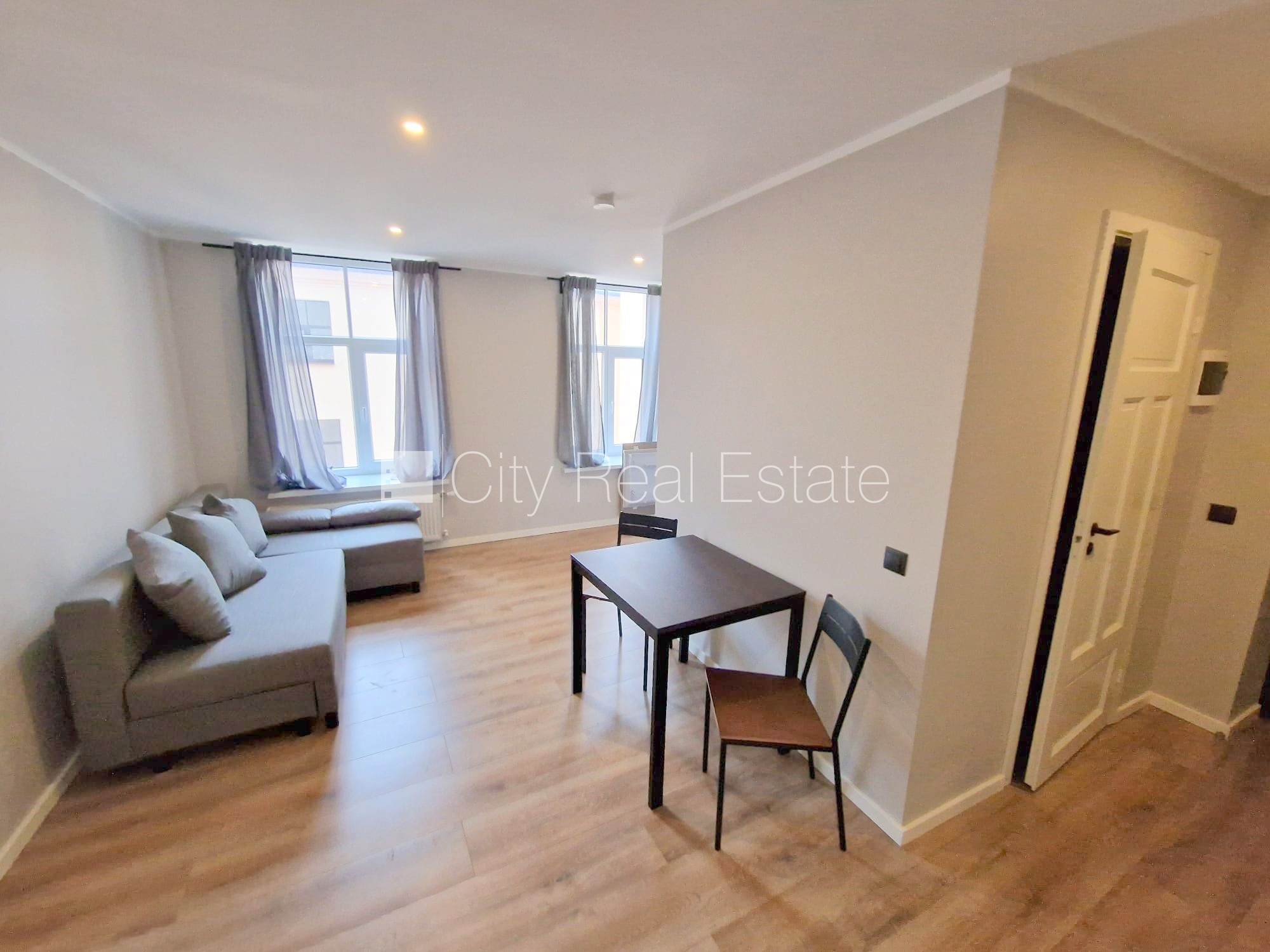 Sludinājumi. Pagalma ēka, renovēta māja, slēgts pagalms, ieeja no ielas un pagalma, kāpņu telpa pēc kapitālā Cena: 340 EUR/mēn Foto #3