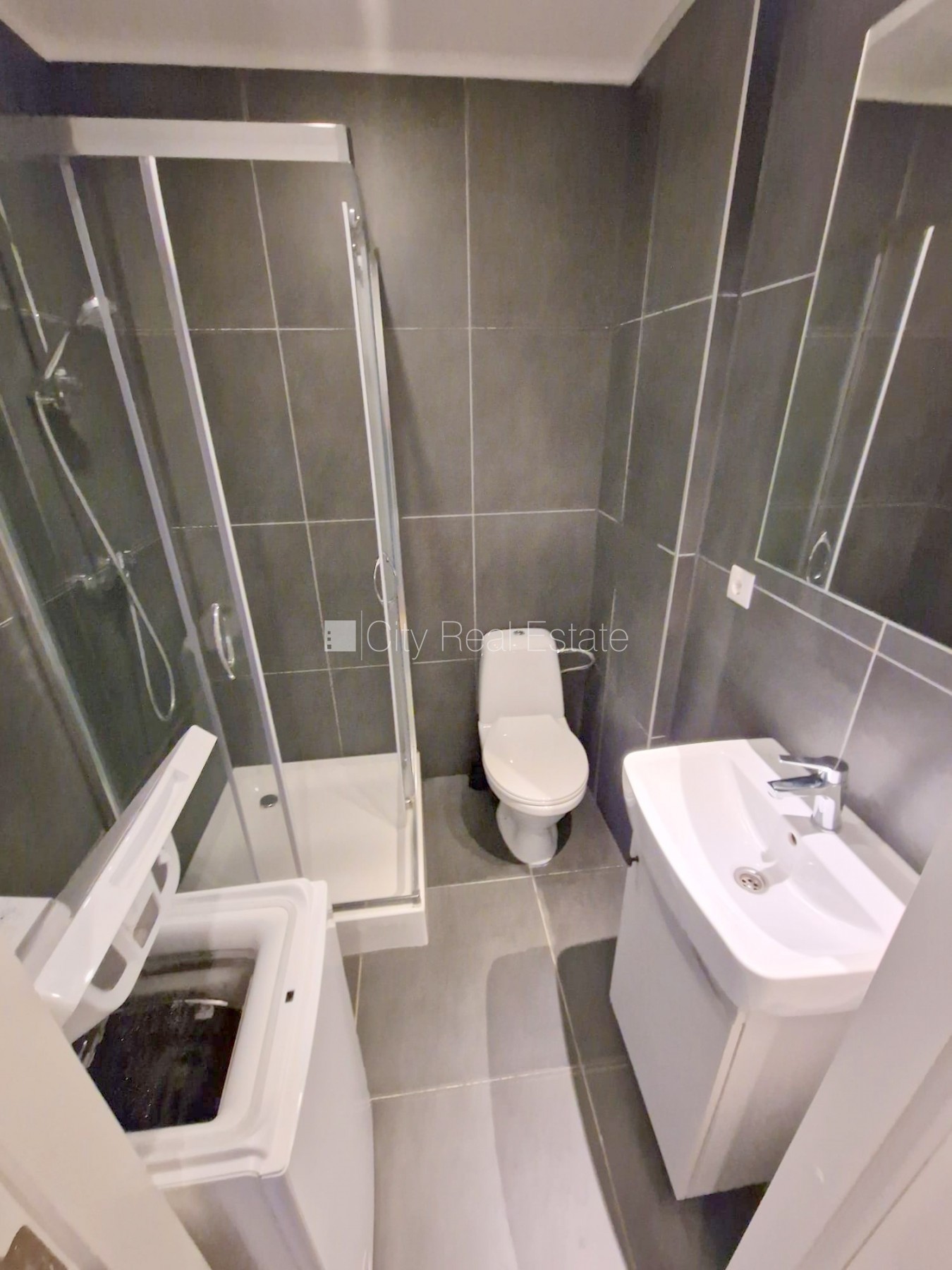 Sludinājumi. Pagalma ēka, renovēta māja, slēgts pagalms, ieeja no ielas un pagalma, kāpņu telpa pēc kapitālā Cena: 340 EUR/mēn Foto #13