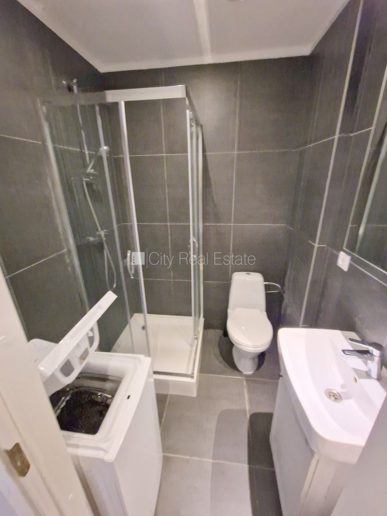 Sludinājumi. Pagalma ēka, renovēta māja, slēgts pagalms, ieeja no ielas un pagalma, kāpņu telpa pēc kapitālā Cena: 340 EUR/mēn Foto #14