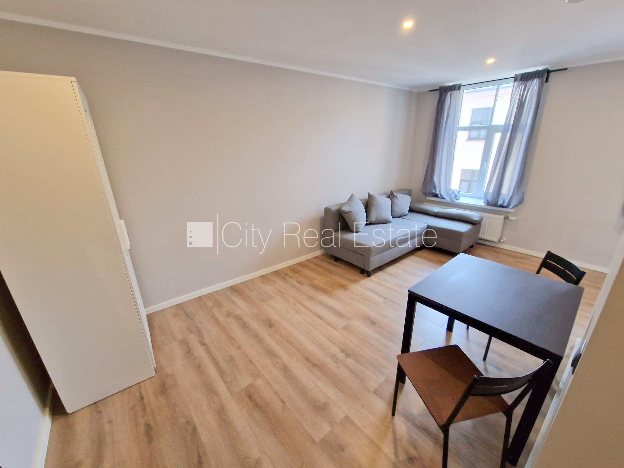 Sludinājumi. Pagalma ēka, renovēta māja, slēgts pagalms, ieeja no ielas un pagalma, kāpņu telpa pēc kapitālā Cena: 340 EUR/mēn Foto #6