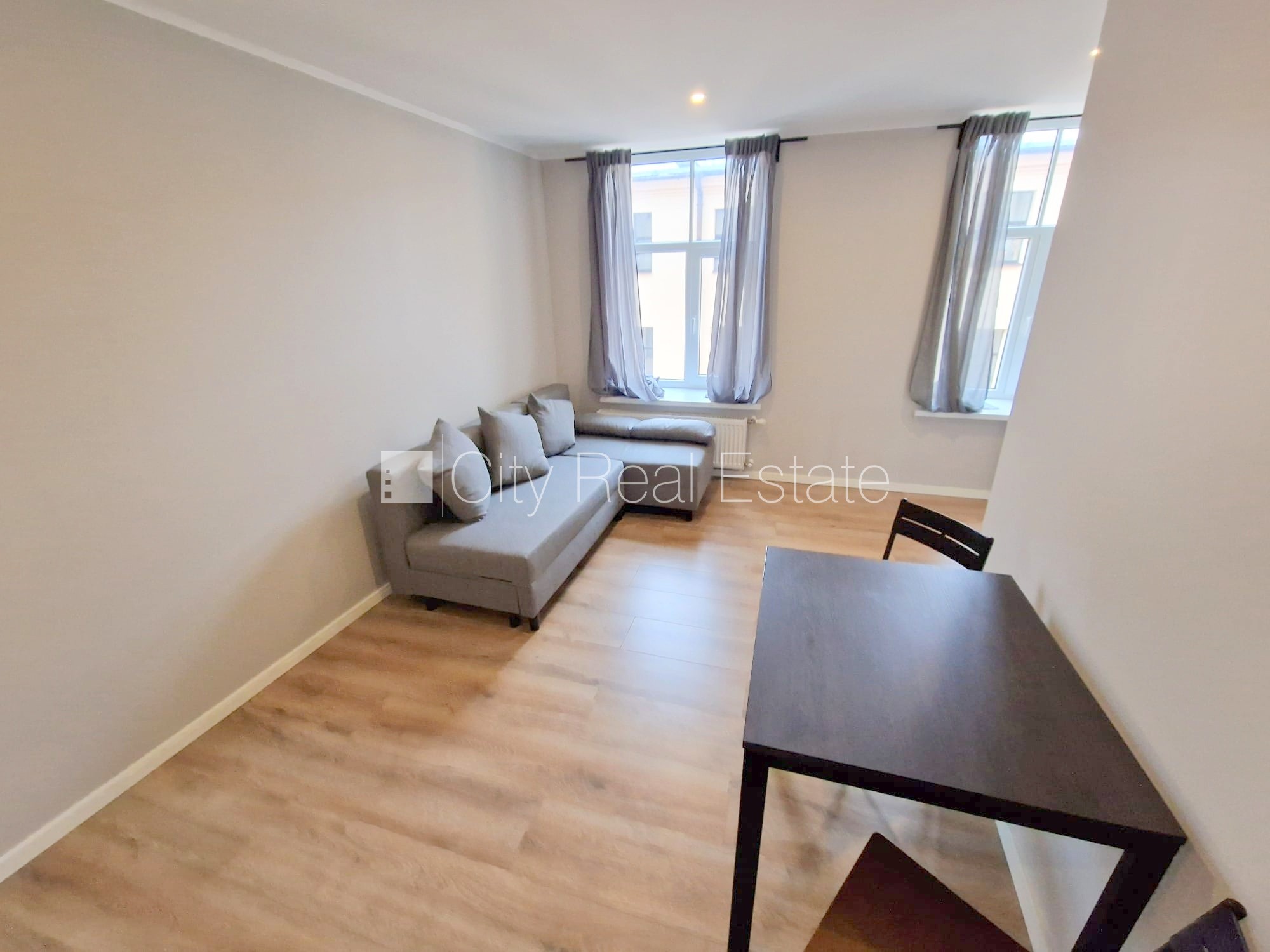 Sludinājumi. Pagalma ēka, renovēta māja, slēgts pagalms, ieeja no ielas un pagalma, kāpņu telpa pēc kapitālā Cena: 340 EUR/mēn Foto #7