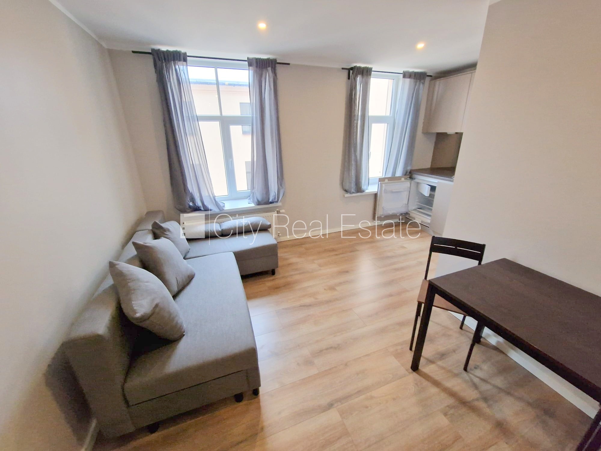 Sludinājumi. Pagalma ēka, renovēta māja, slēgts pagalms, ieeja no ielas un pagalma, kāpņu telpa pēc kapitālā Cena: 340 EUR/mēn Foto #8