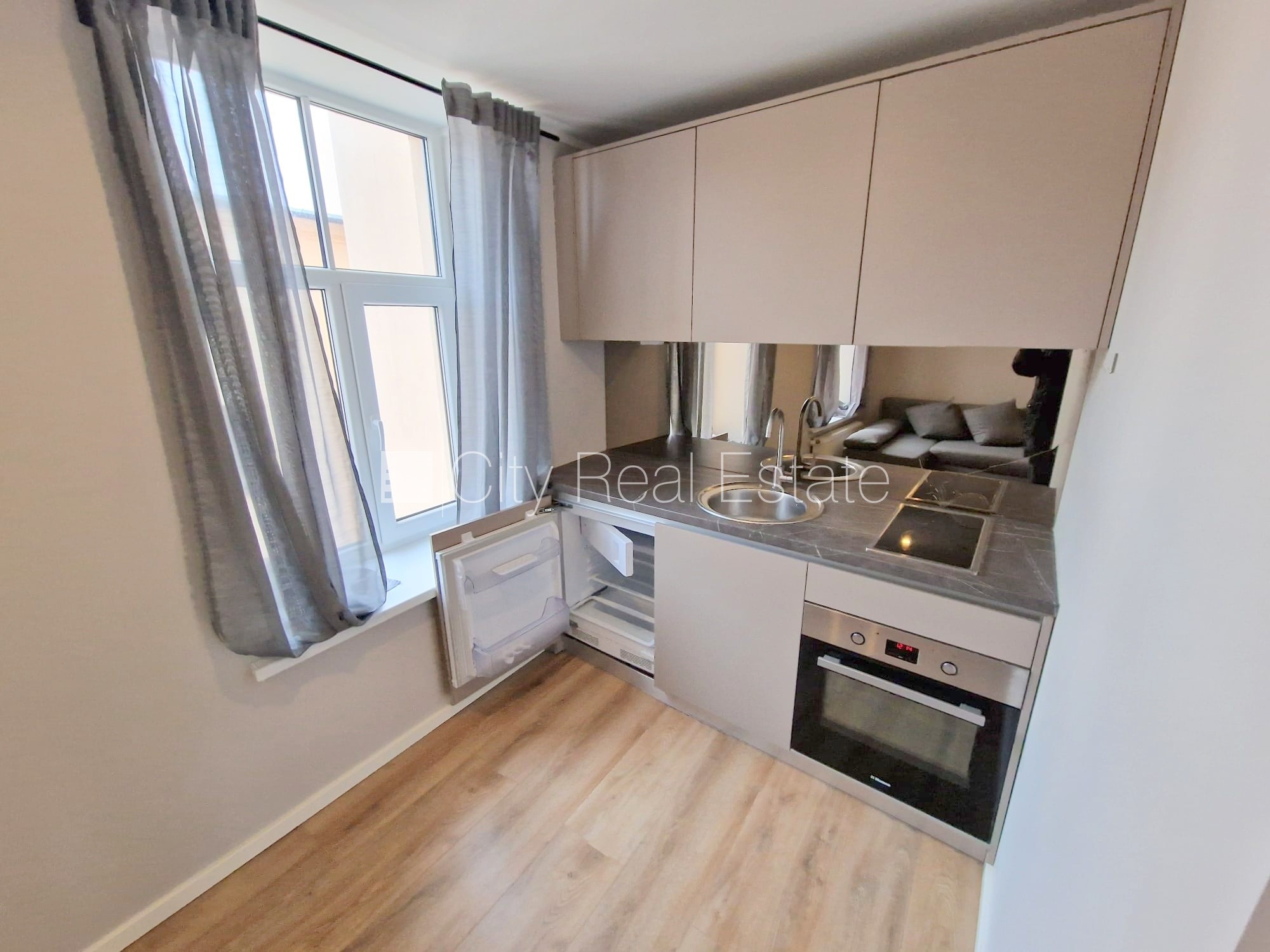 Sludinājumi. Pagalma ēka, renovēta māja, slēgts pagalms, ieeja no ielas un pagalma, kāpņu telpa pēc kapitālā Cena: 340 EUR/mēn Foto #5