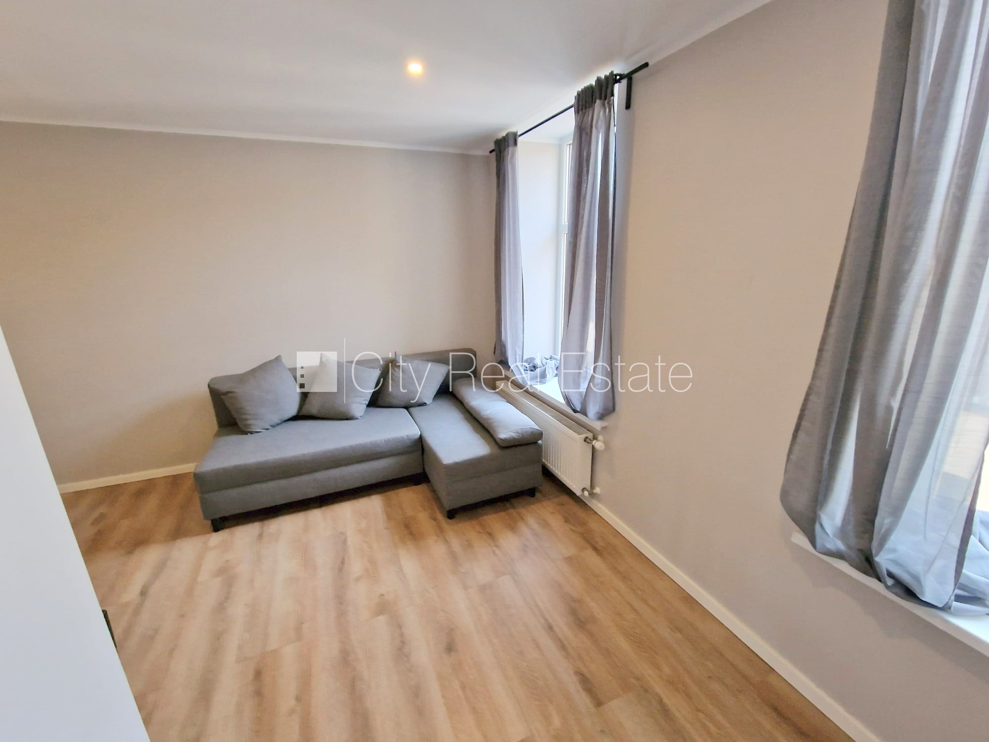 Sludinājumi. Pagalma ēka, renovēta māja, slēgts pagalms, ieeja no ielas un pagalma, kāpņu telpa pēc kapitālā Cena: 340 EUR/mēn Foto #9