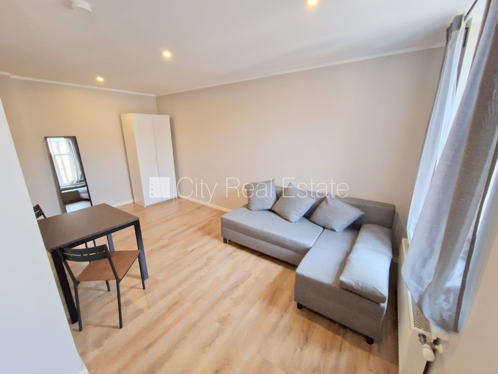 Sludinājumi. Pagalma ēka, renovēta māja, slēgts pagalms, ieeja no ielas un pagalma, kāpņu telpa pēc kapitālā Cena: 340 EUR/mēn Foto #10