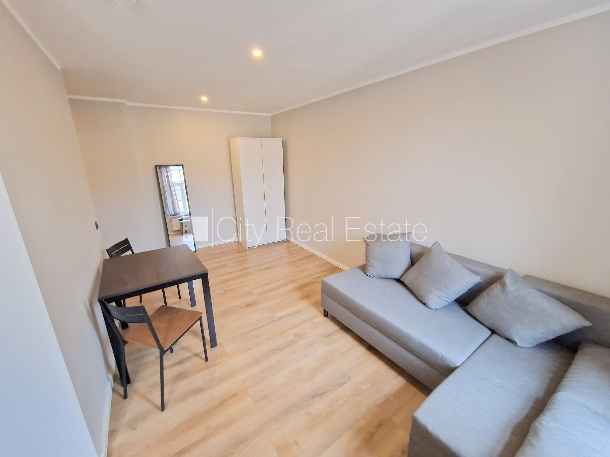 Sludinājumi. Pagalma ēka, renovēta māja, slēgts pagalms, ieeja no ielas un pagalma, kāpņu telpa pēc kapitālā Cena: 340 EUR/mēn Foto #11