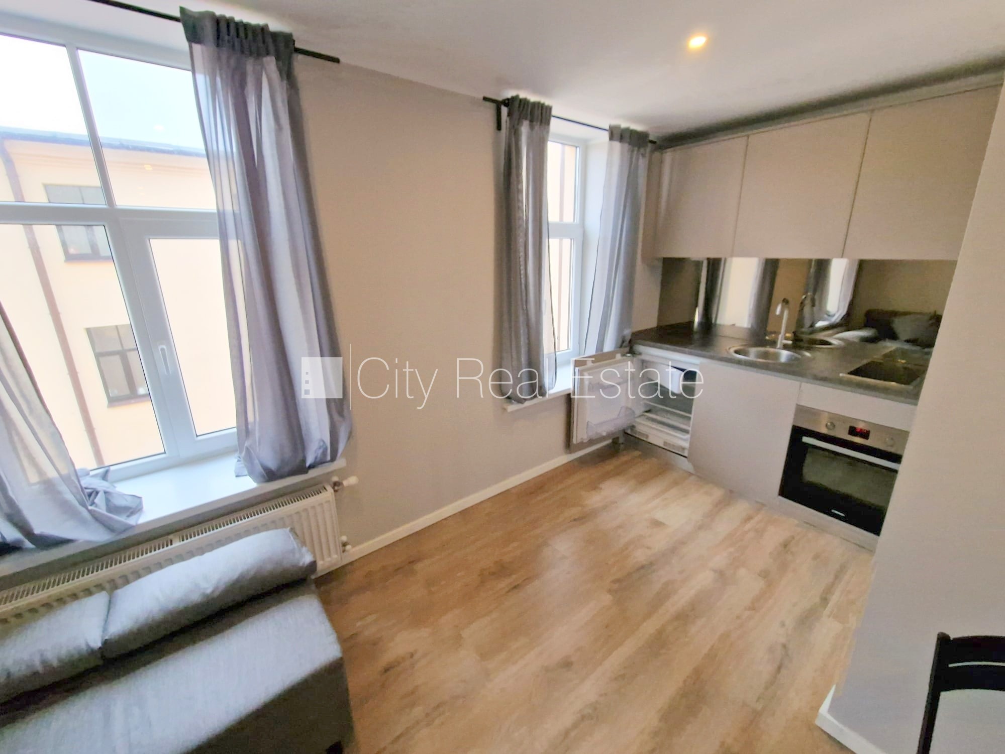 Sludinājumi. Pagalma ēka, renovēta māja, slēgts pagalms, ieeja no ielas un pagalma, kāpņu telpa pēc kapitālā Cena: 340 EUR/mēn Foto #4