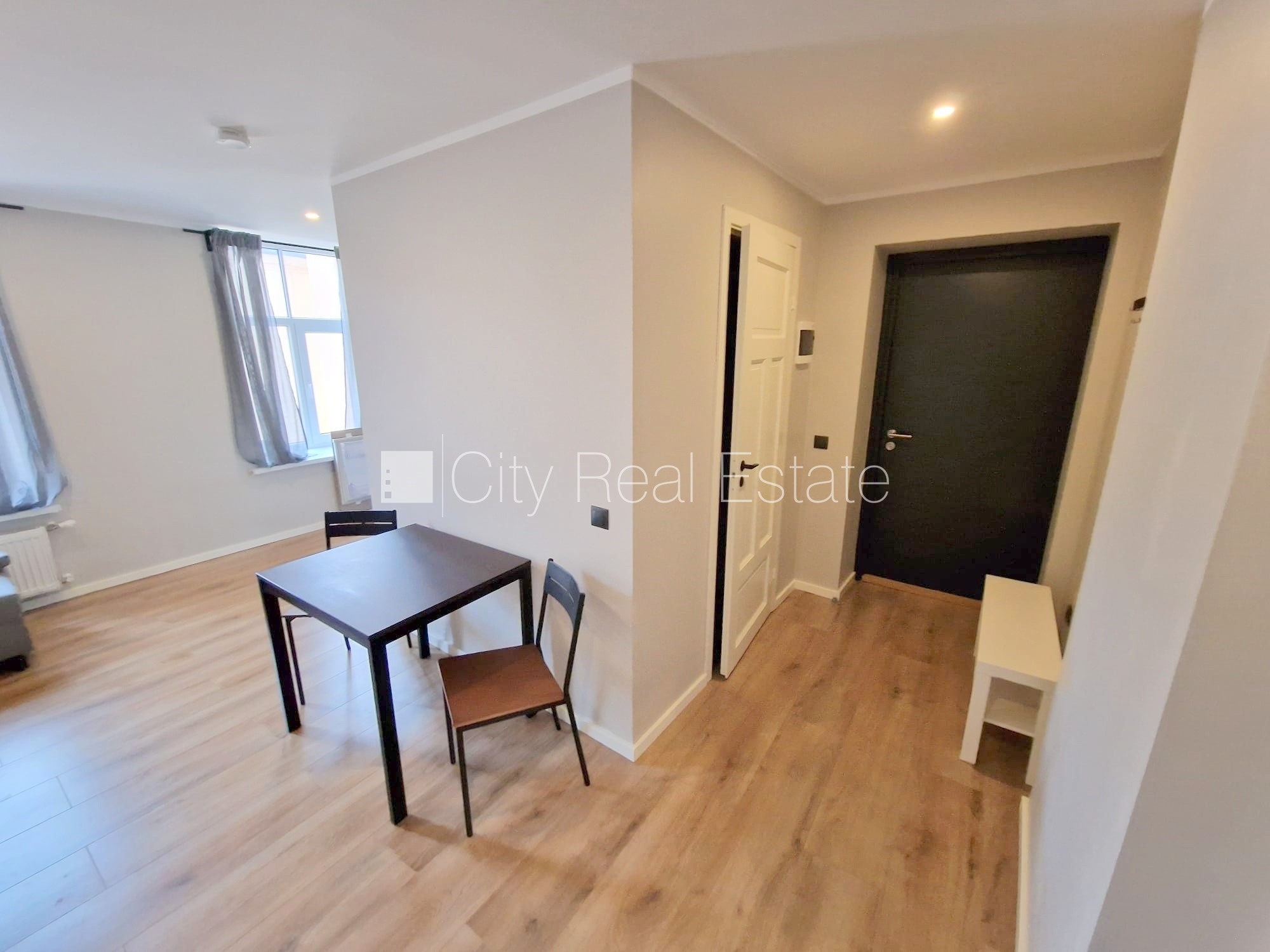 Sludinājumi. Pagalma ēka, renovēta māja, slēgts pagalms, ieeja no ielas un pagalma, kāpņu telpa pēc kapitālā Cena: 340 EUR/mēn Foto #12