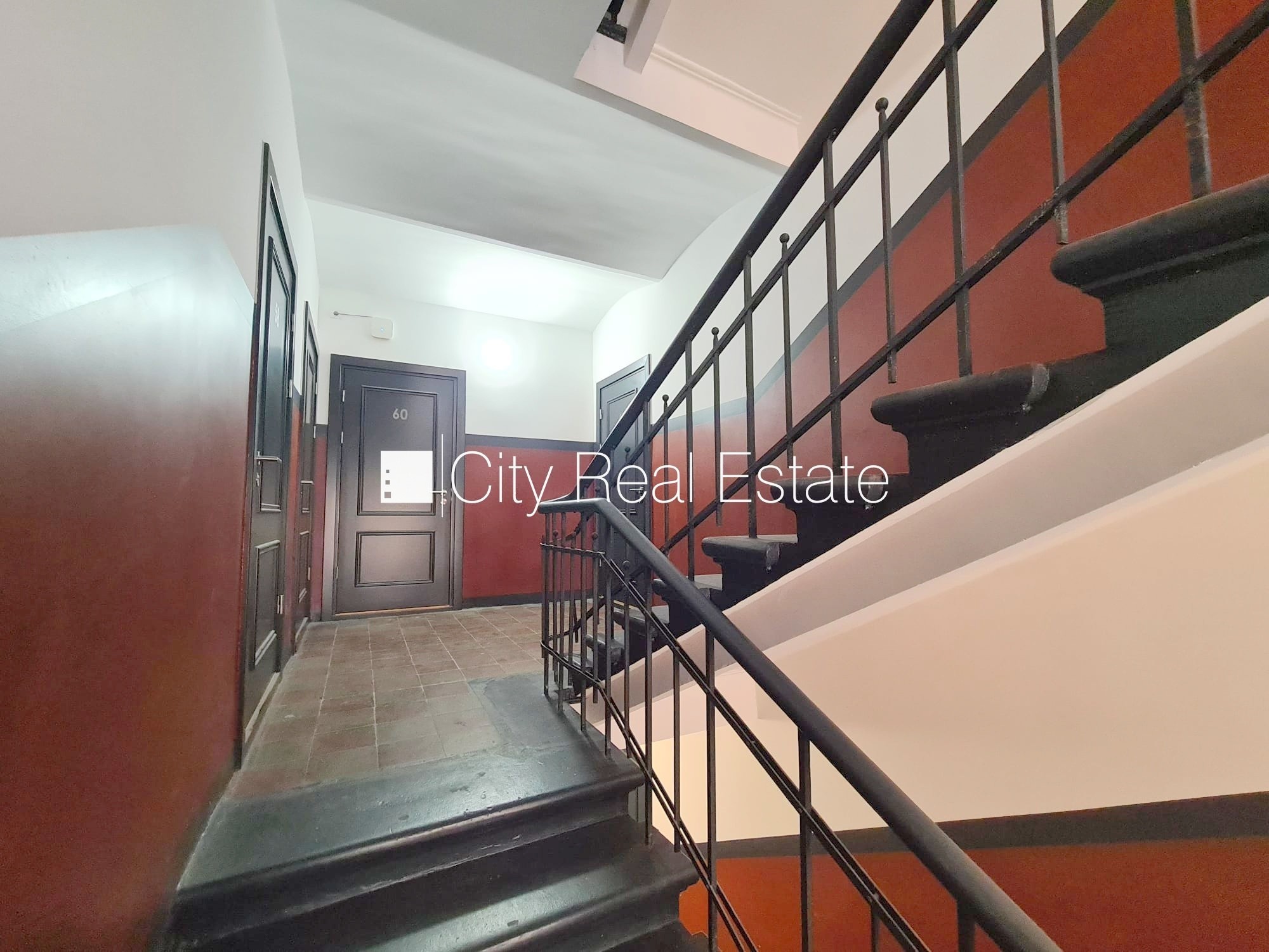 Sludinājumi. Pagalma ēka, renovēta māja, slēgts pagalms, ieeja no ielas un pagalma, kāpņu telpa pēc kapitālā Cena: 340 EUR/mēn Foto #16