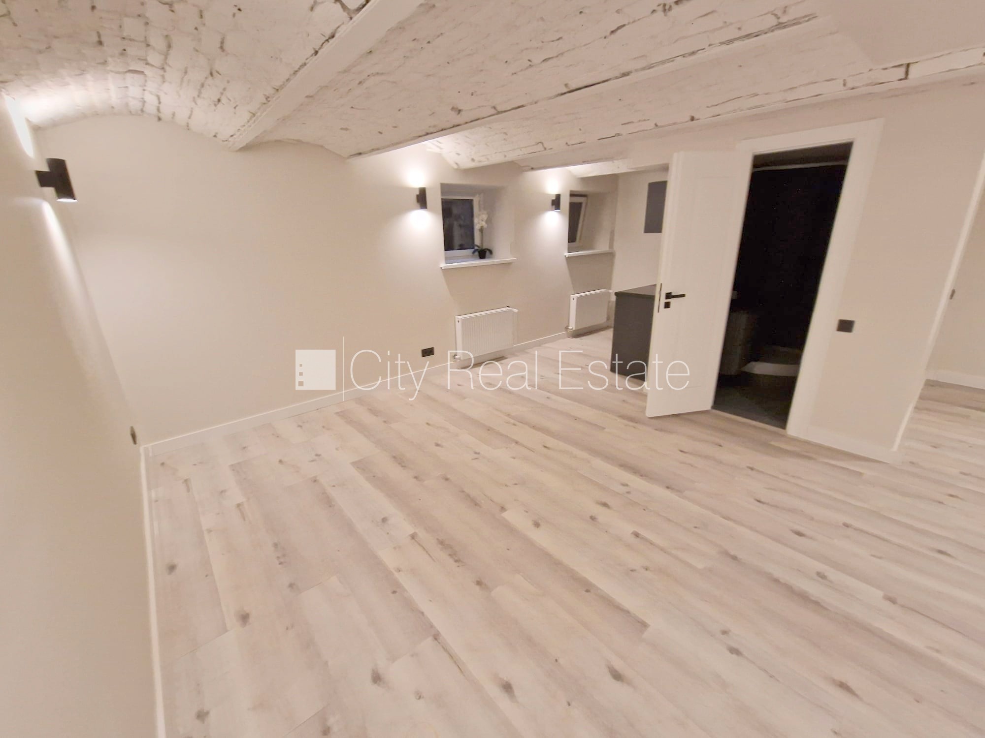 Sludinājumi. Fasādes māja, renovēta māja, slēgts pagalms, ieeja no ielas, puspagrabs, kāpņu telpa pēc kapitālā Cena: 400 EUR/mēn Foto #2